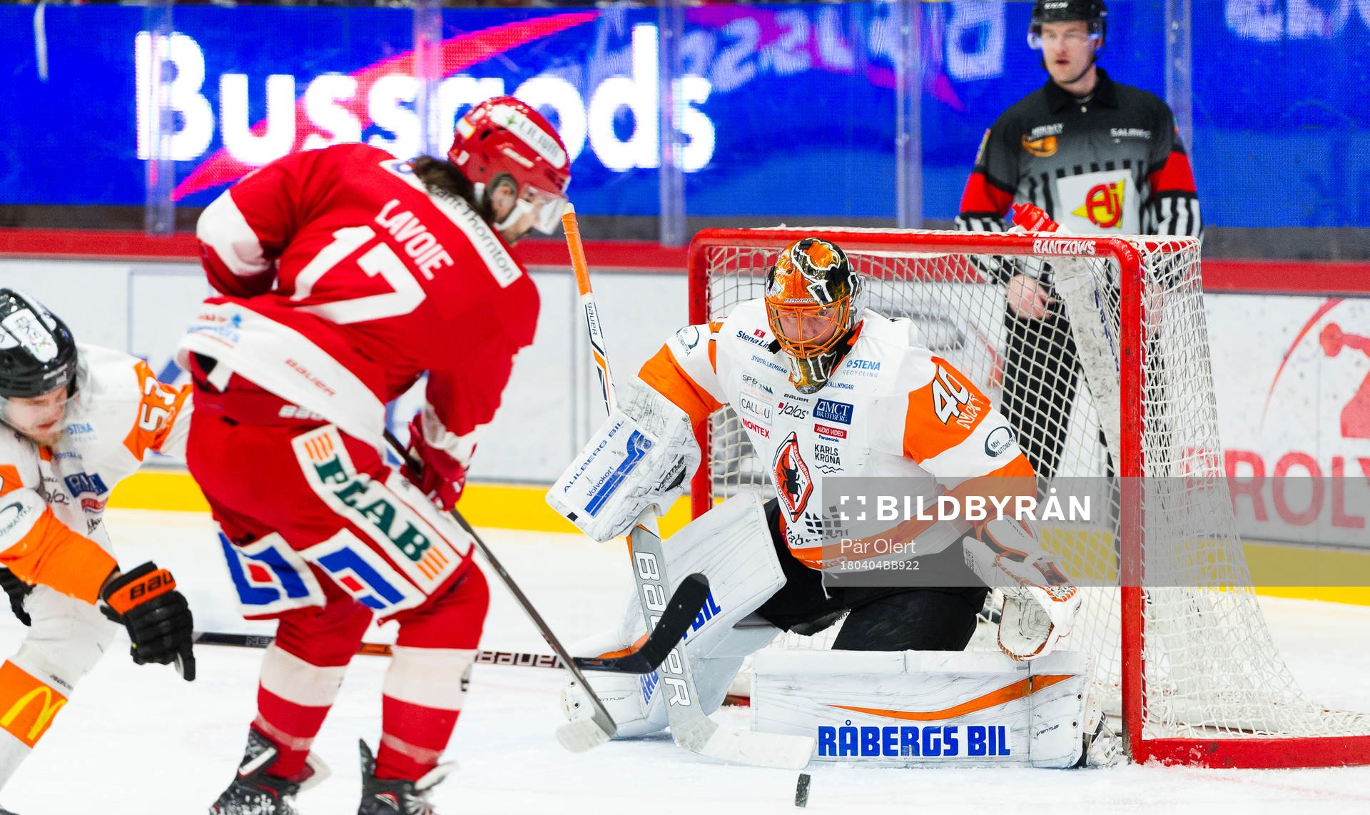 Karlskronas målvakt Johan Holmqvist räddar skott från
