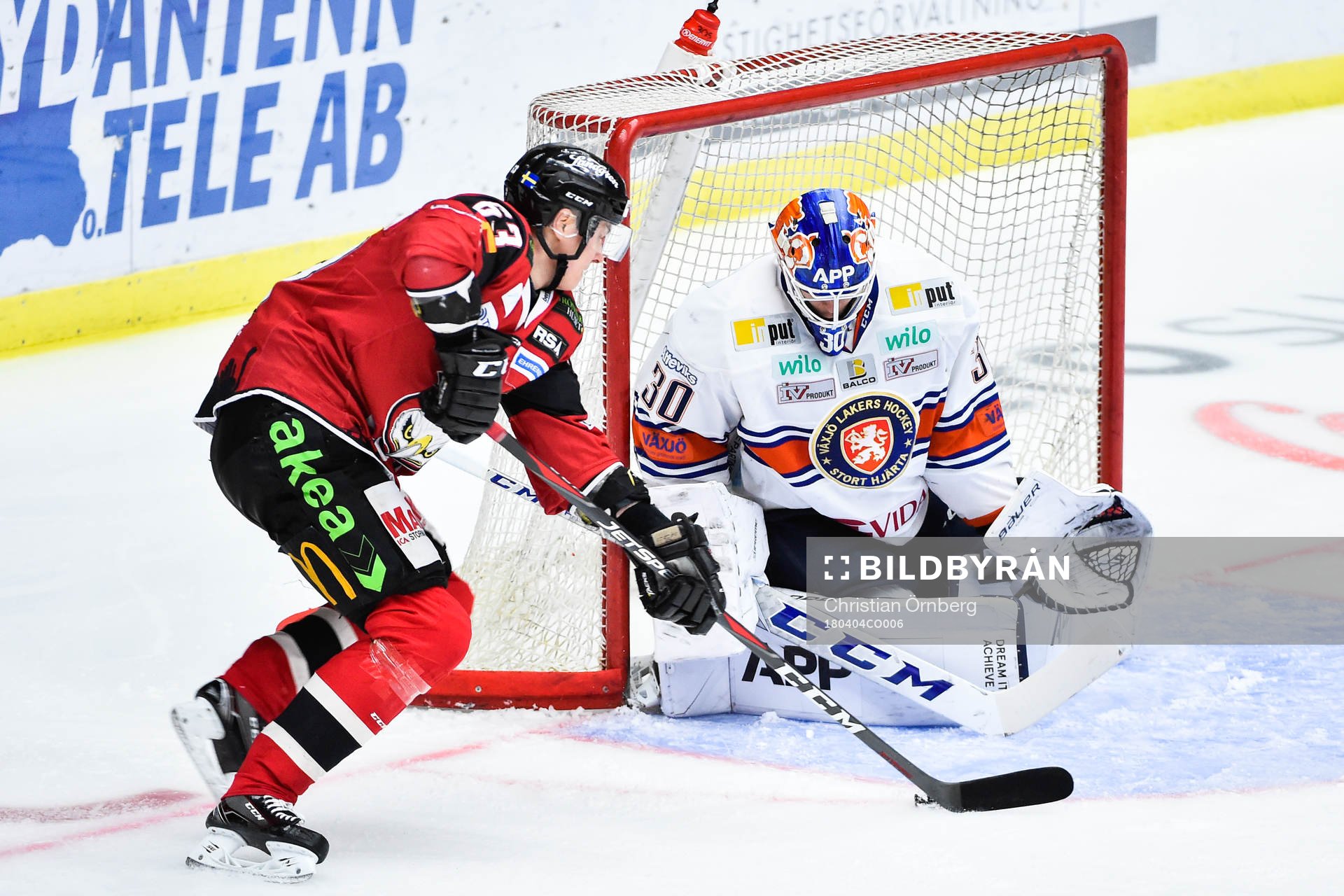 Malmö Redhawks Fredrik Händemark och Växjös målvakt