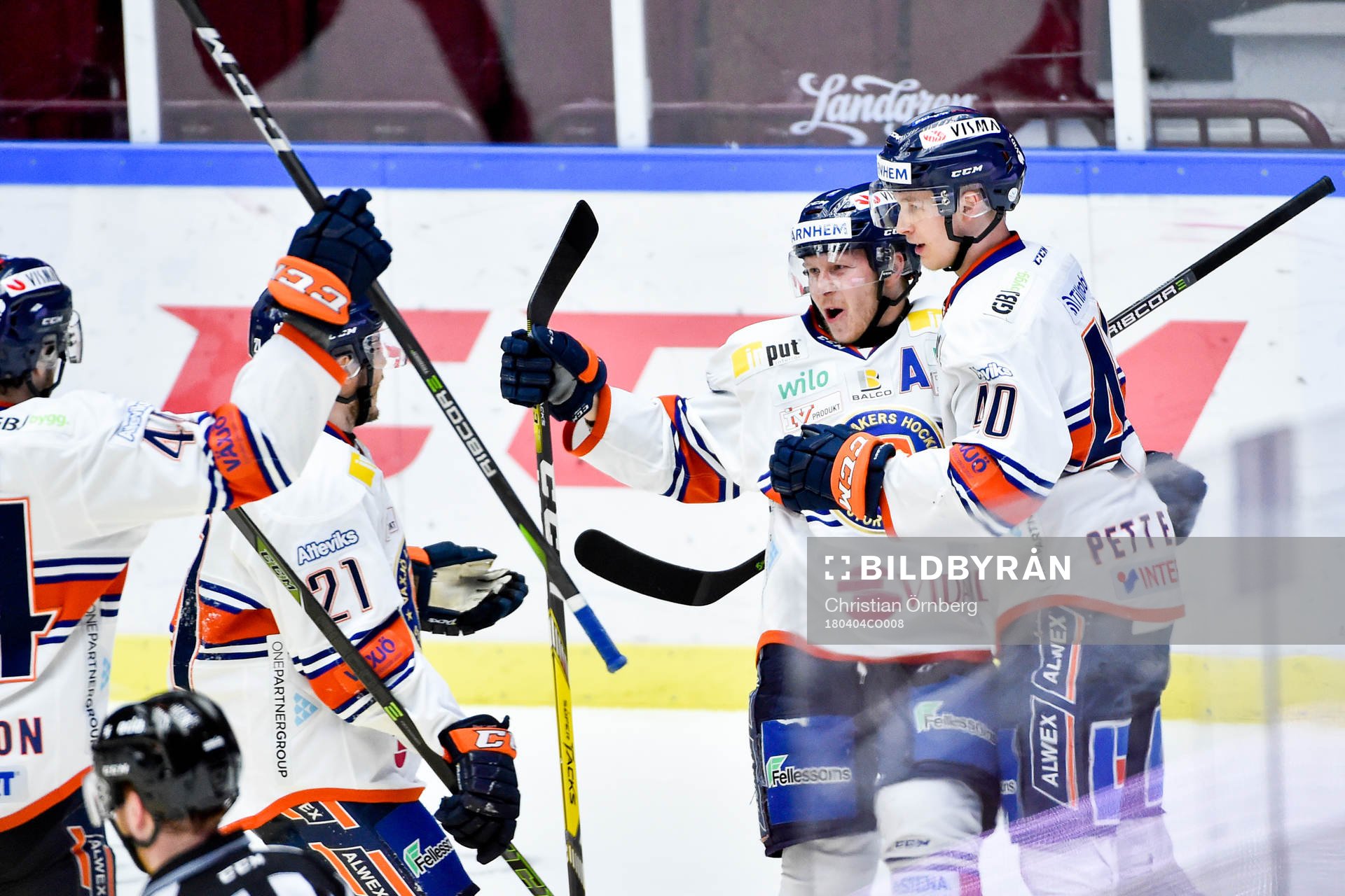 Växjös Tuomas Kiiskinen och Elias Pettersson  jublar