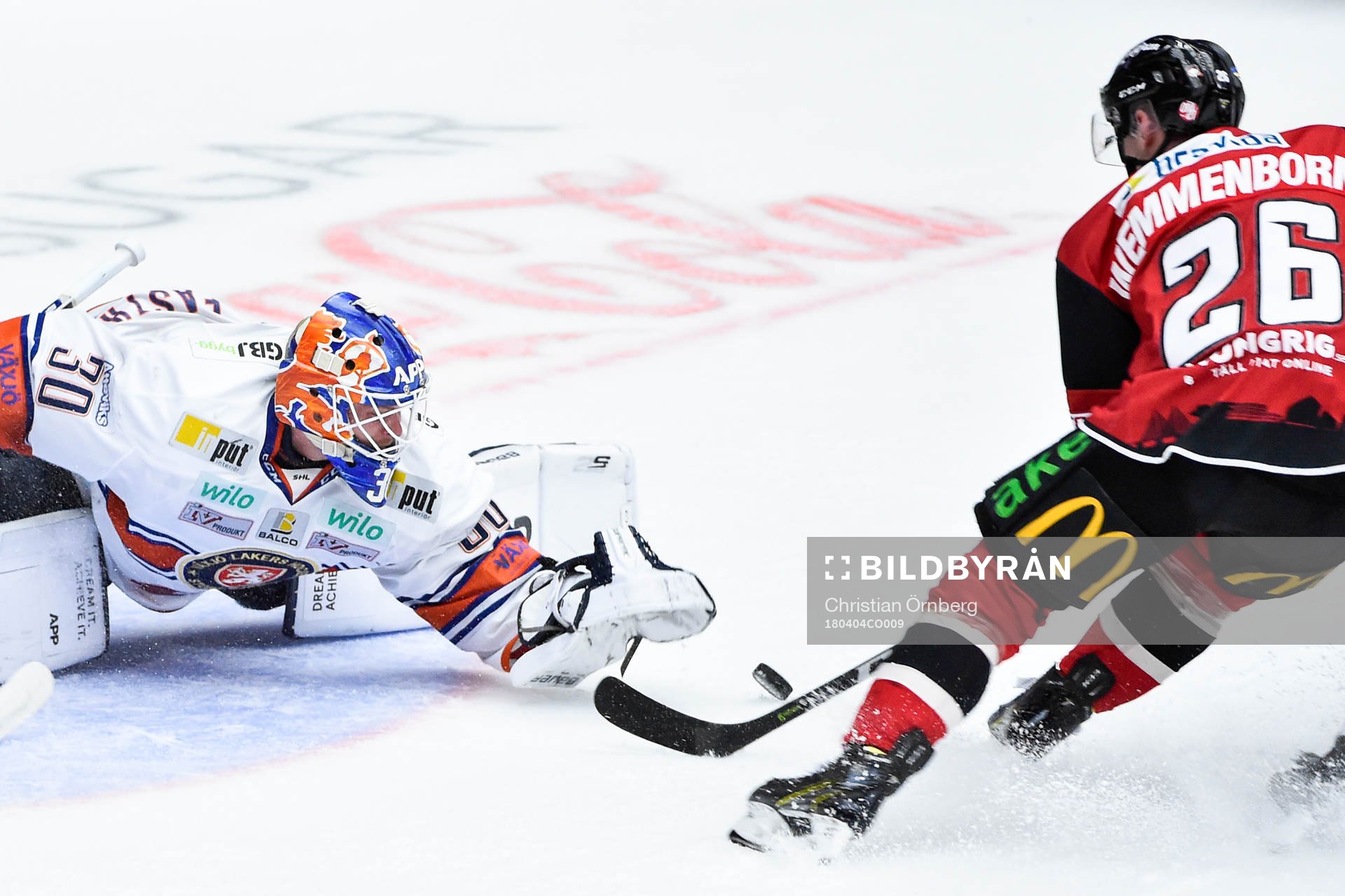 Malmö Redhawks Axel Wemmenborn mot Växjös målvakt