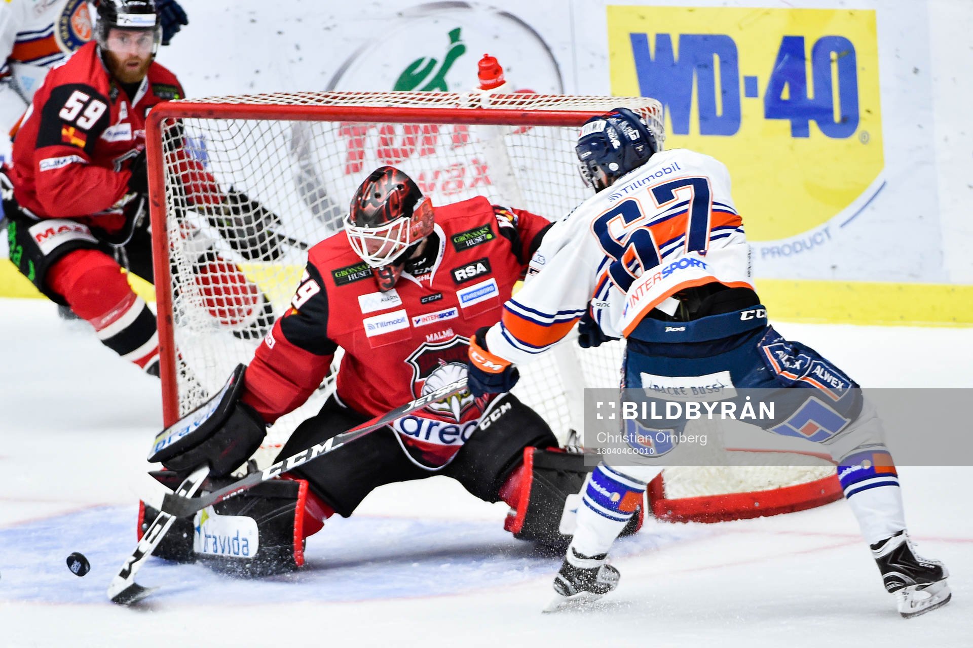 Växjös Linus Fröberg mot Malmö Redhawks målvakt Oscar