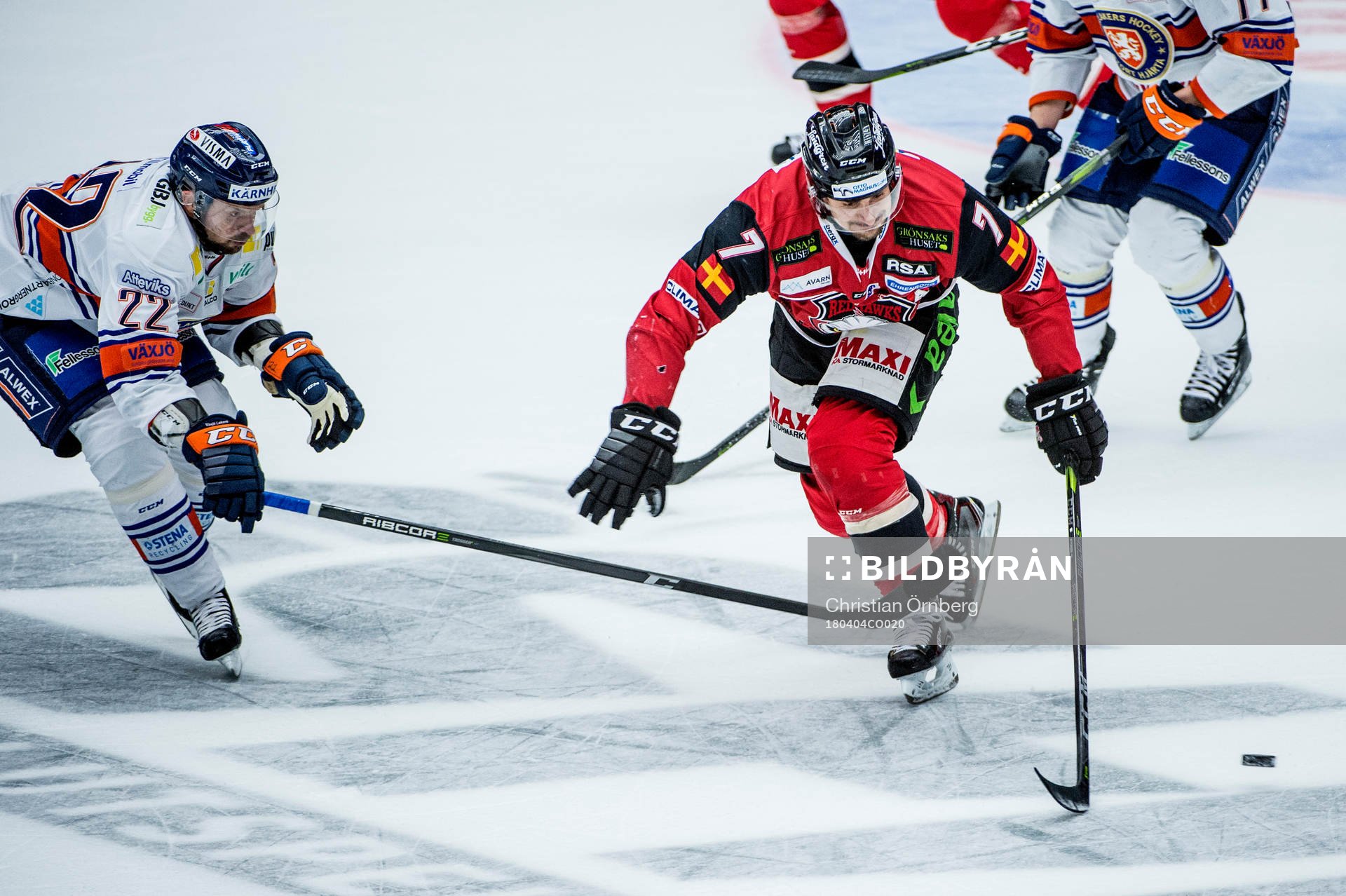 Malmö Redhawks Nils Andersson mot Växjös Janne Pesonen