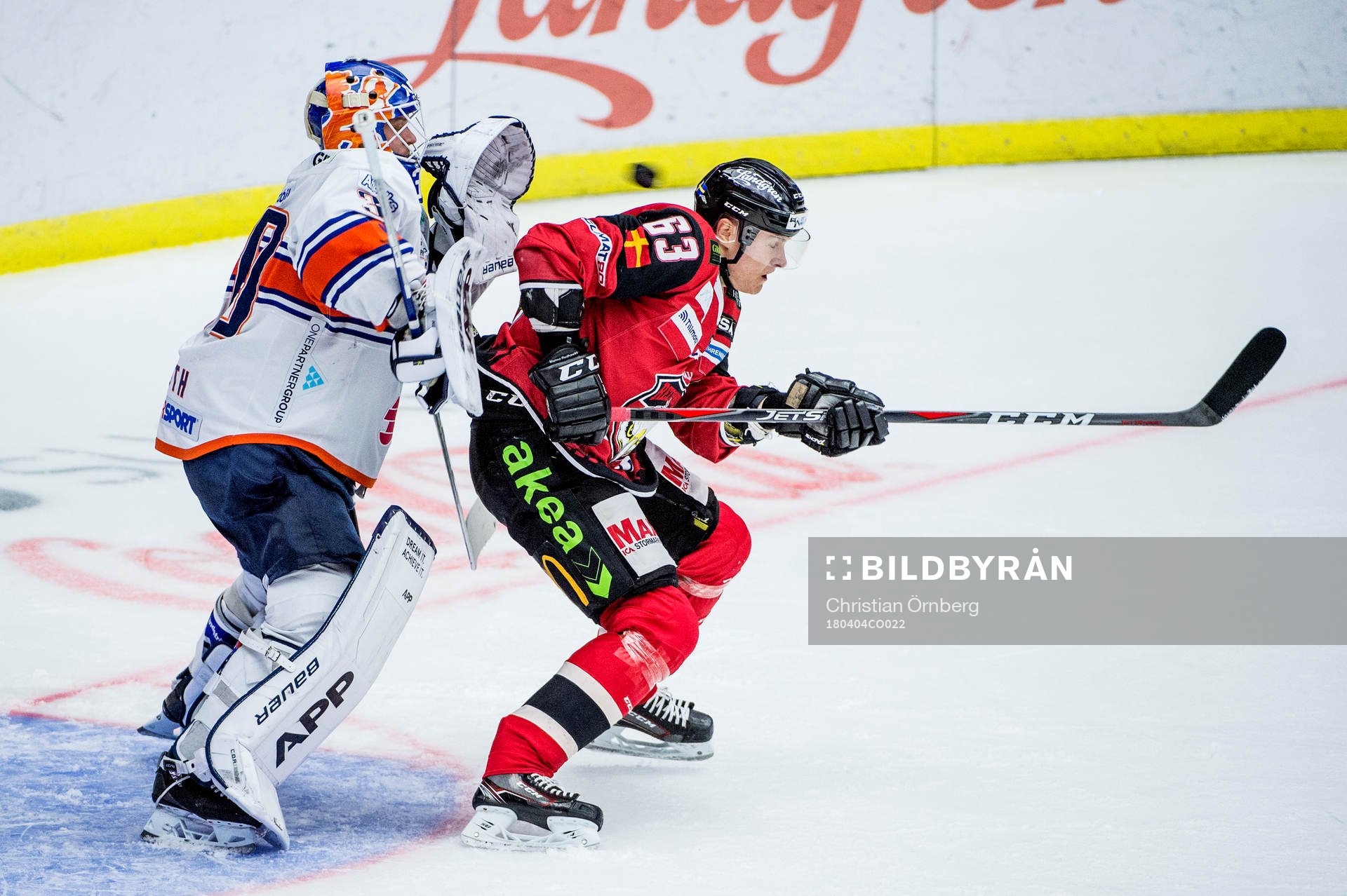 Växjös målvakt Viktor Fasth plockar pucken bakom Malmö