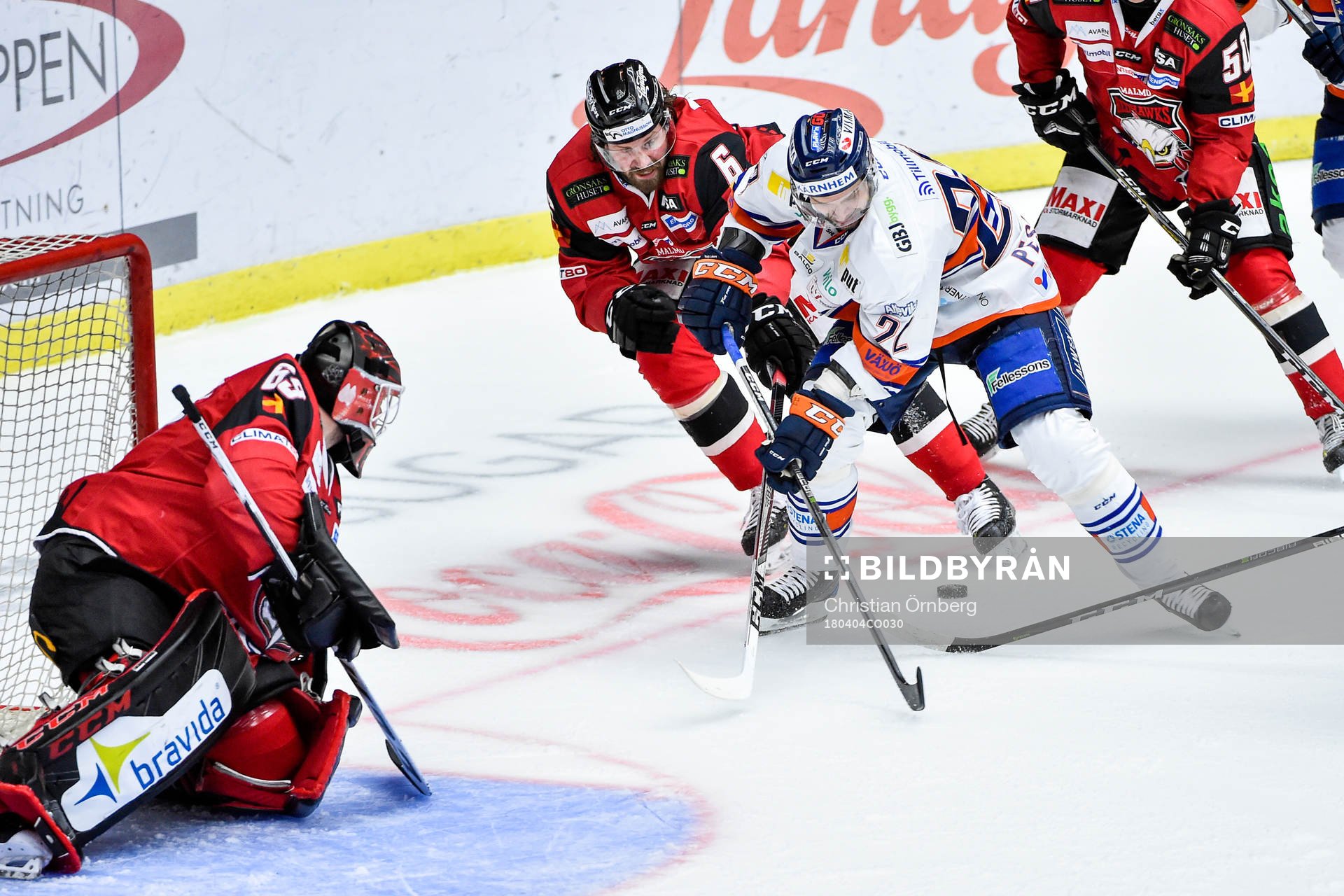 Växjös Janne Pesonen mot Malmö Redhawks målvakt Oscar