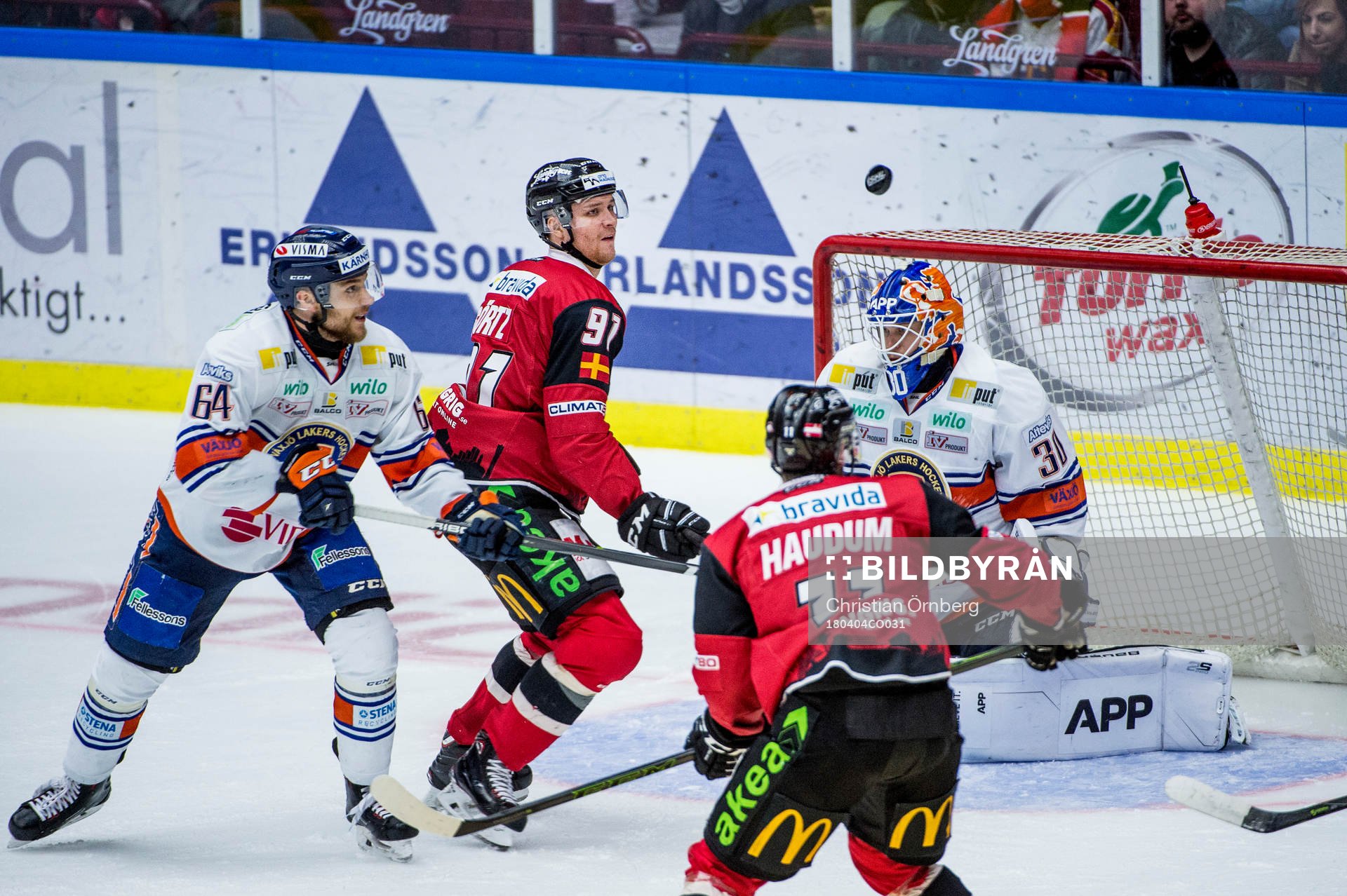 Malmö Redhawks Max Görtz och Lukas Haudum mot Växjös