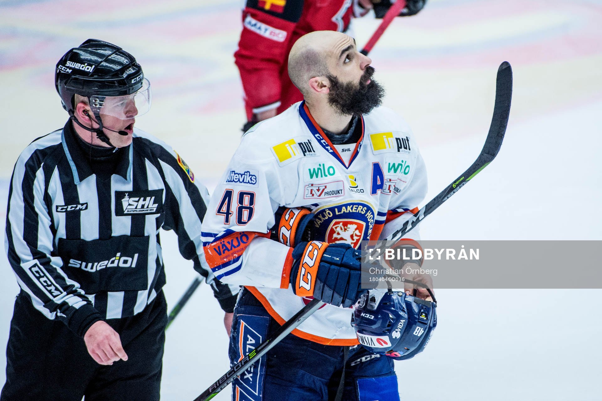 Linjedomare Ludvig Lundgren och Växjös Daniel Rahimi