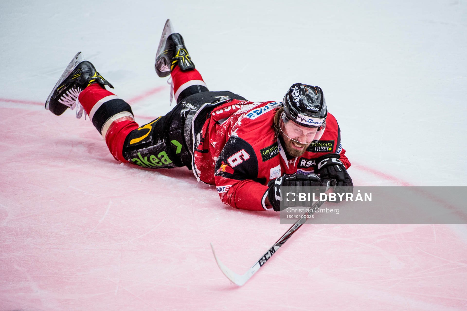 Malmö Redhawks Stefan Warg grinar illa på isen