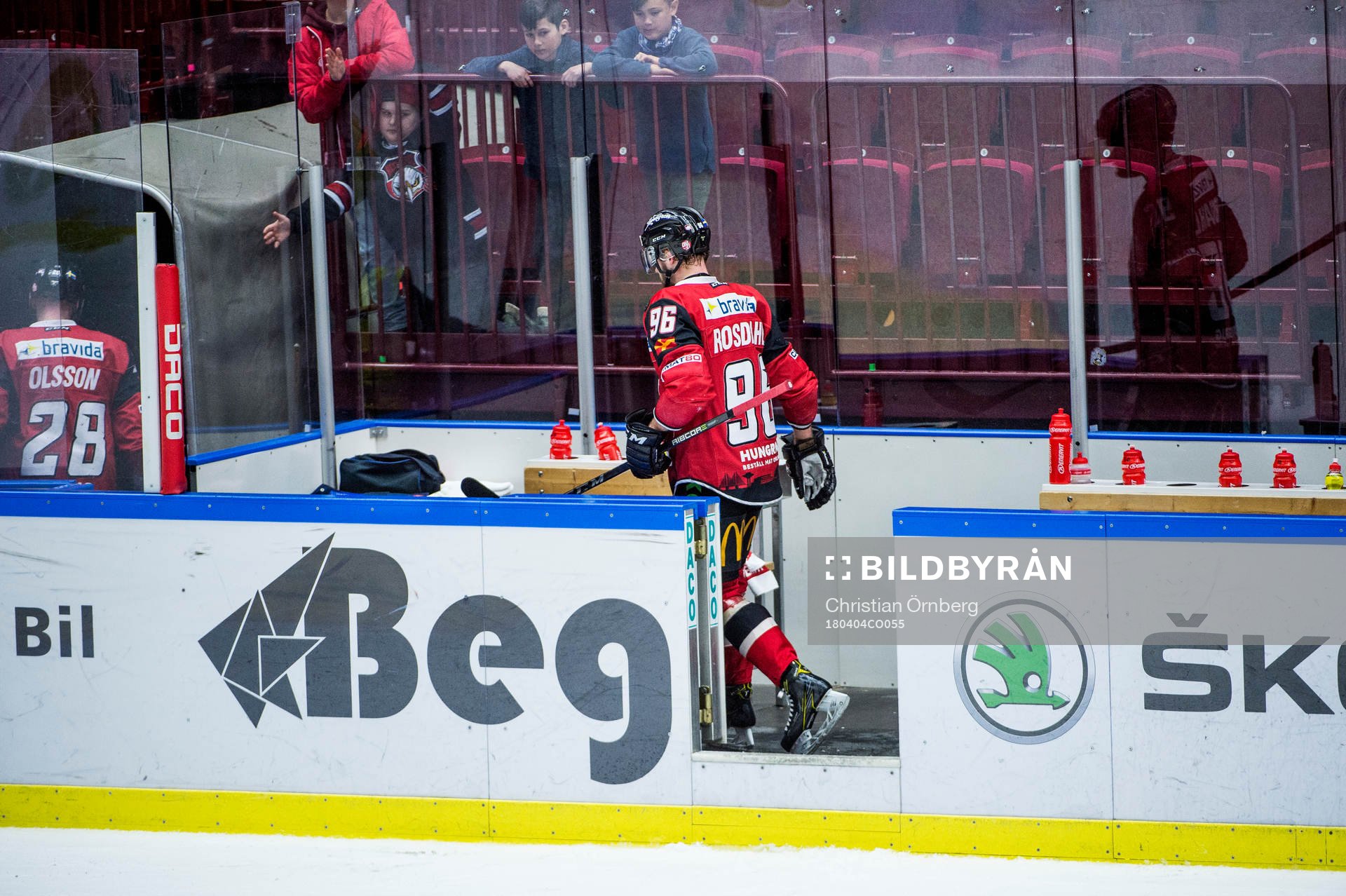 Malmö Redhawks Jens Olsson och Kim Rosdahl lämnar arenan