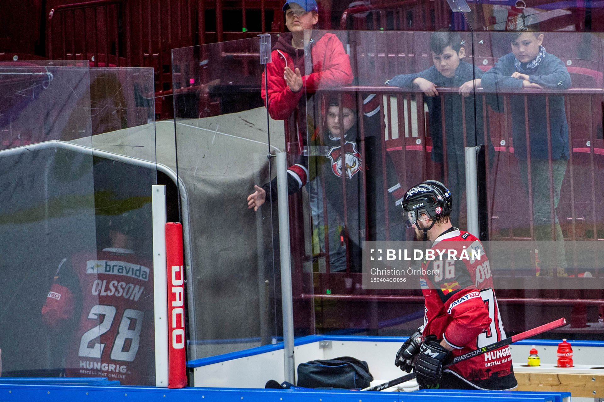 Malmö Redhawks Jens Olsson och Kim Rosdahl lämnar arenan