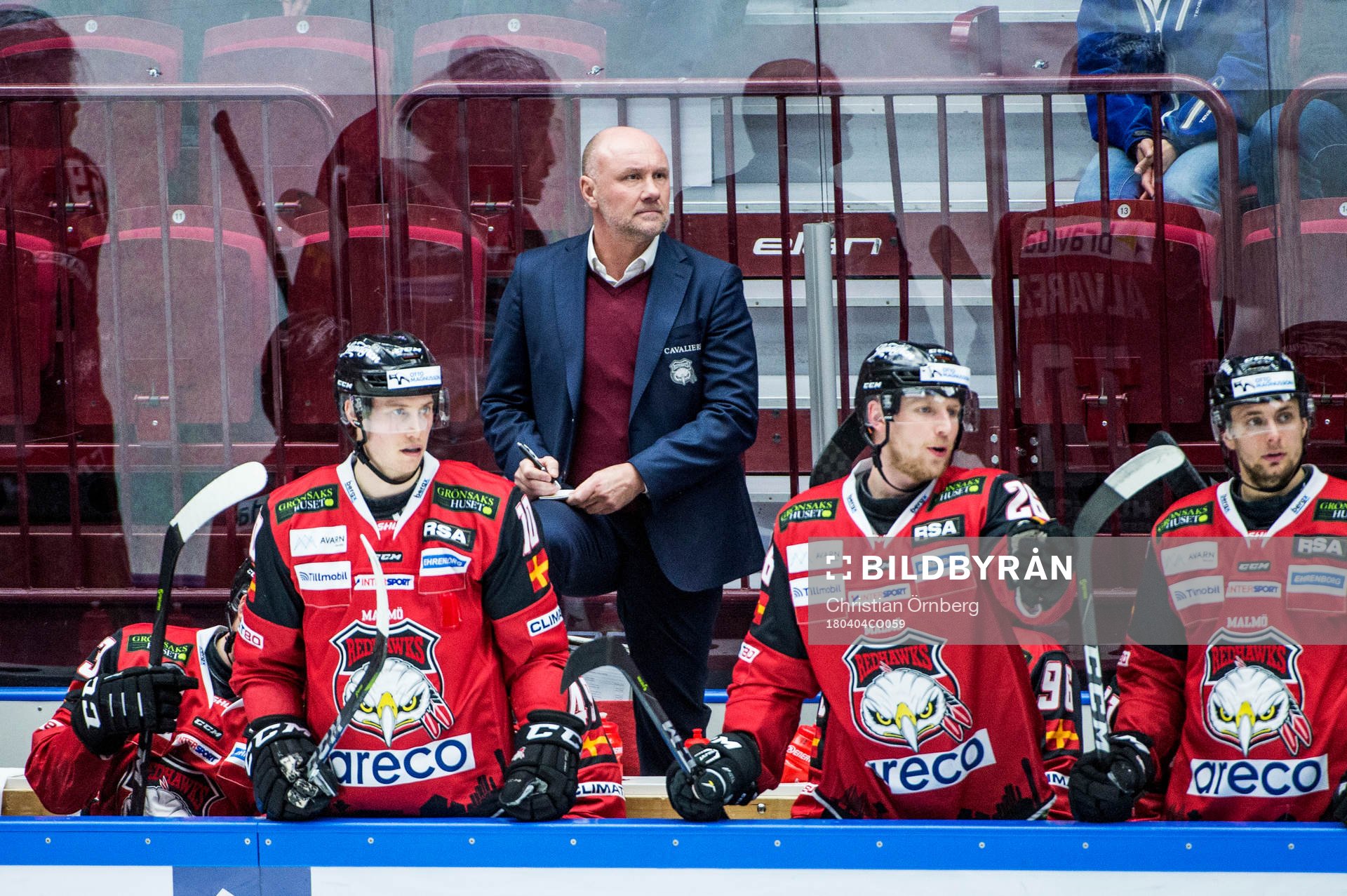 Malmö Redhawks tränare Peter Andersson bland spelarna