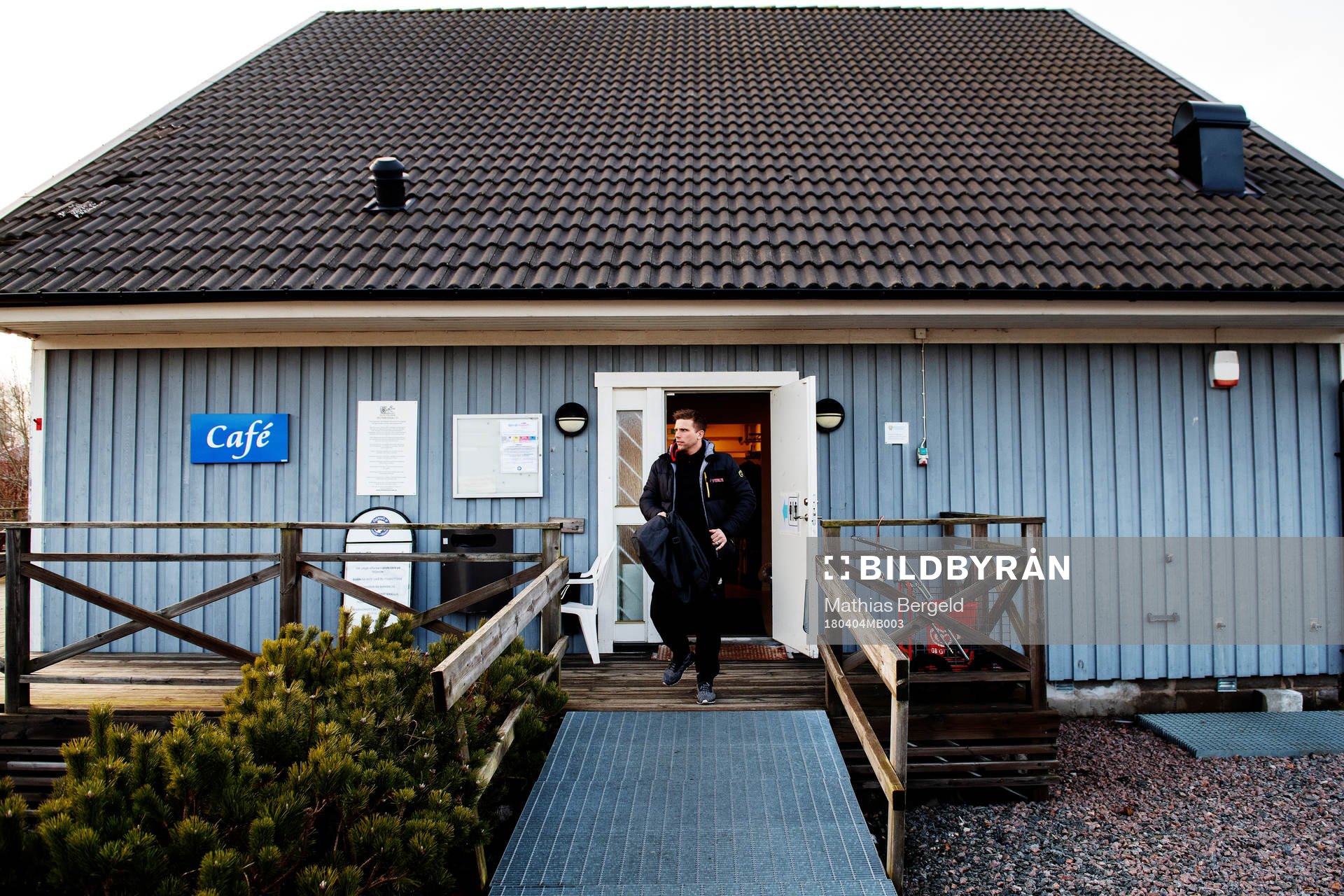 Tränare Anders Svensson går ut ur klubbhuset