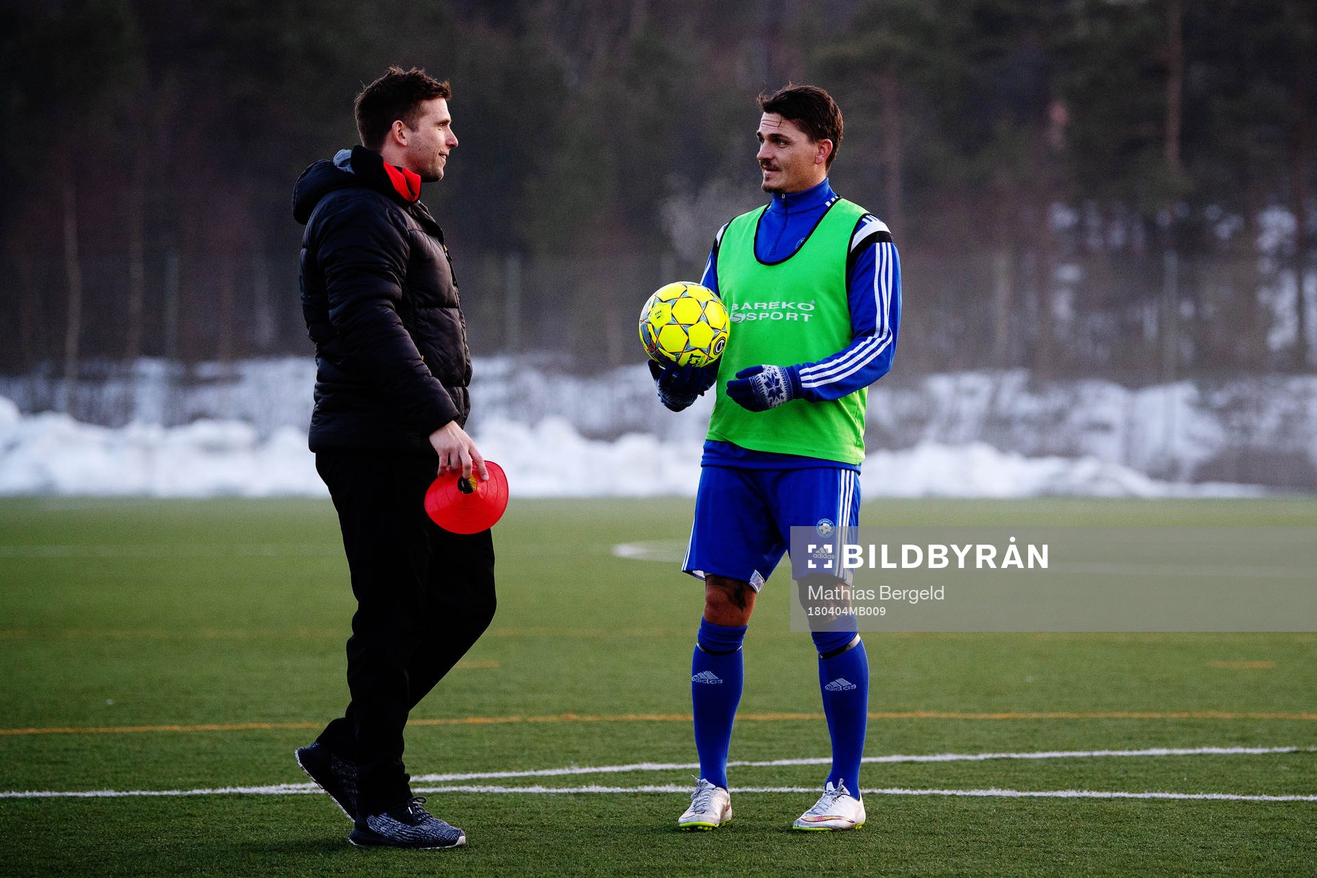 Tränare Anders Svensson diskuterar med Mikael Kubic
