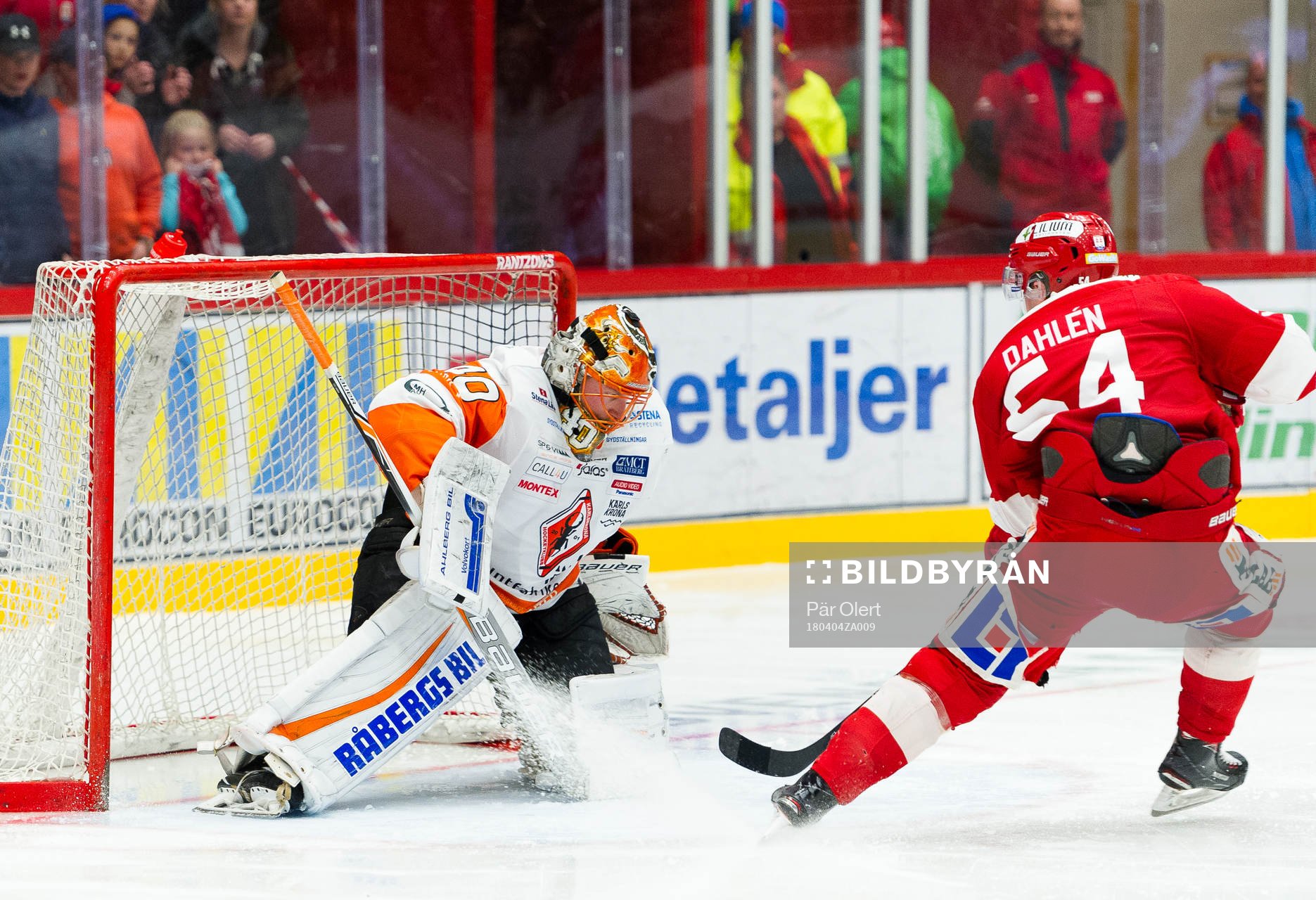 Karlskronas målvakt Johan Holmqvist räddar skott från