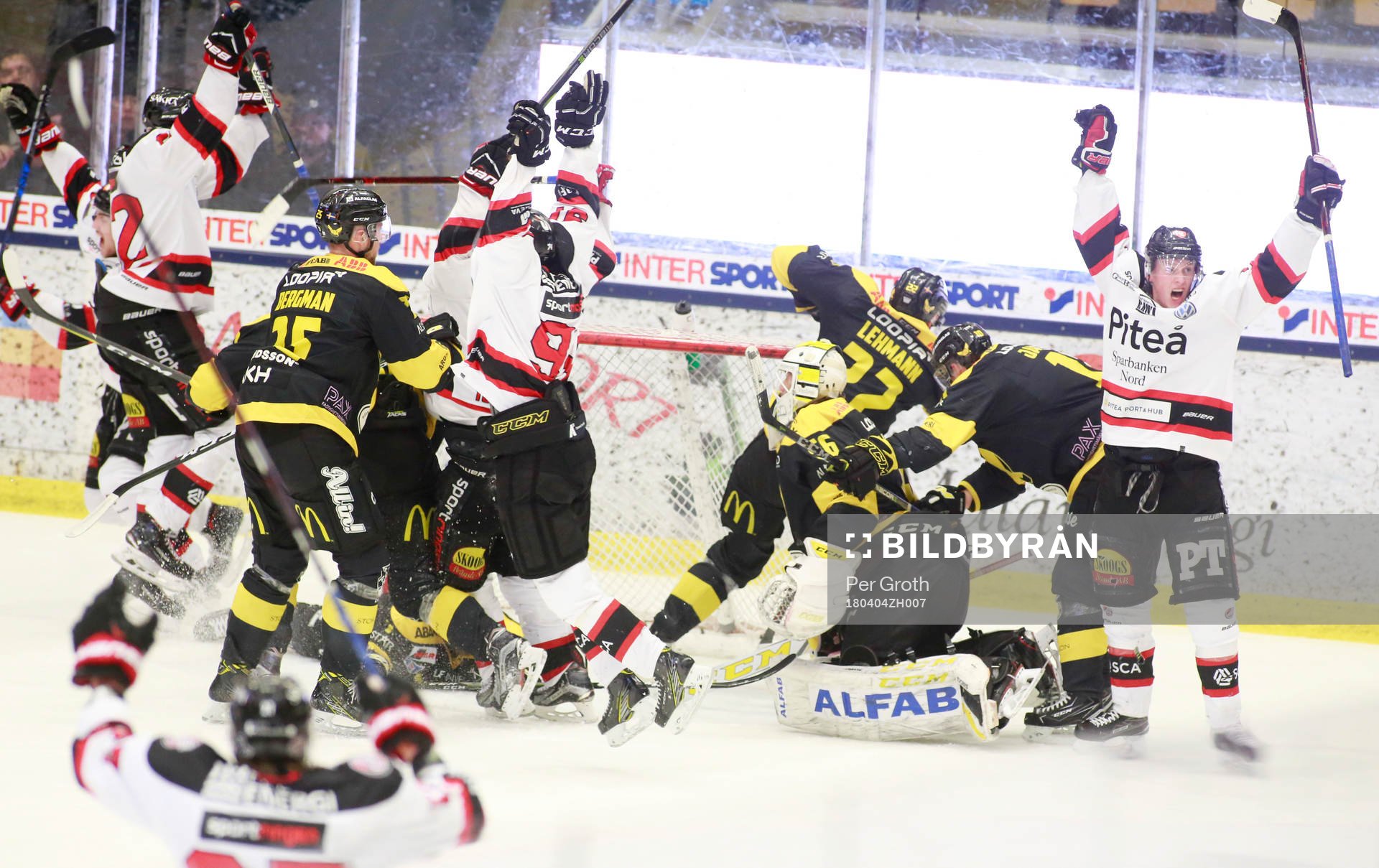 Piteås spelare jublar