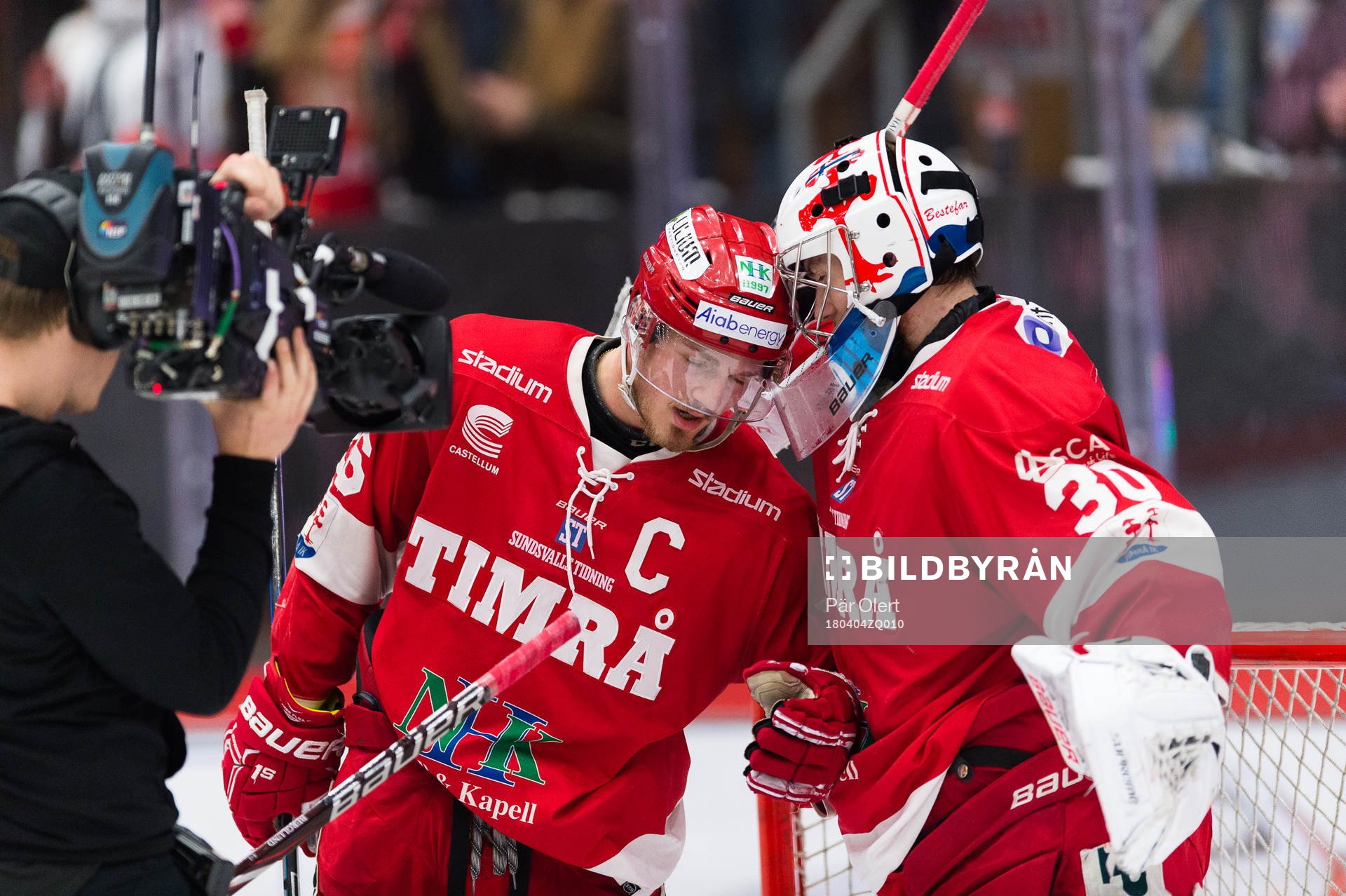 Timrås Hampus Larsson och målvakt Henrik Haukeland jublar