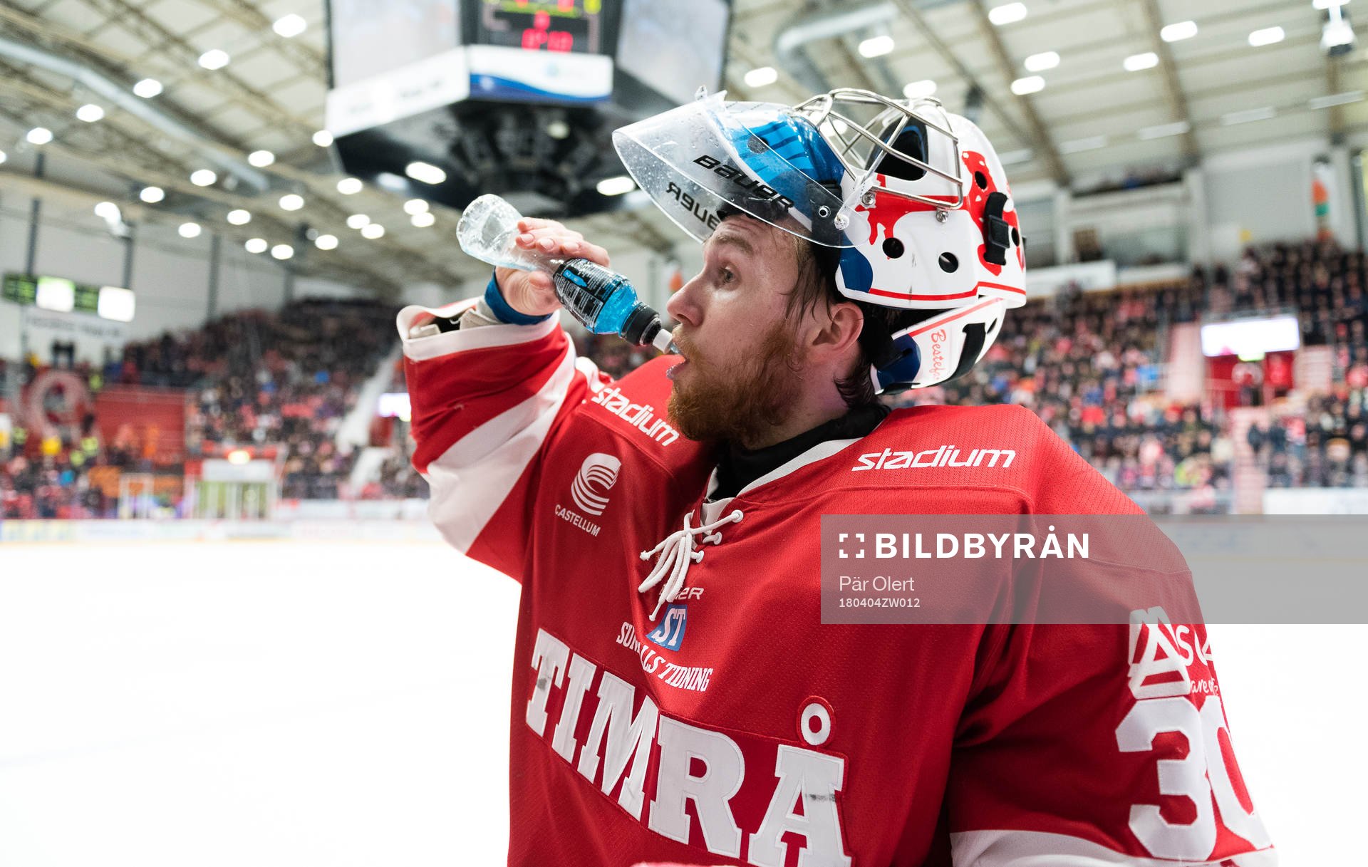 Timrås målvakt Henrik Haukeland dricker
