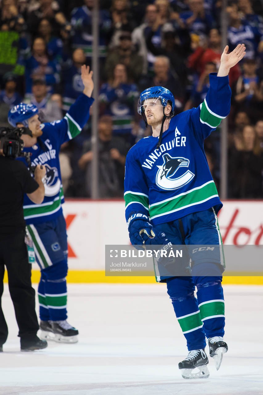 Vancouvers Daniel Sedin och Henrik Sedin tackar publiken