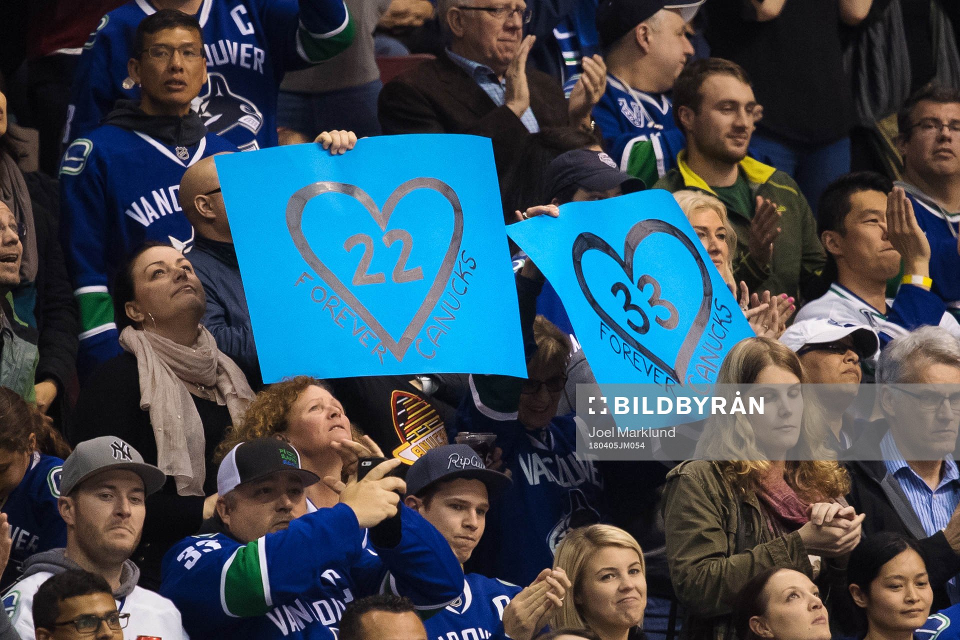Fans håller i plakat som hyllar Vancouvers Daniel Sedin