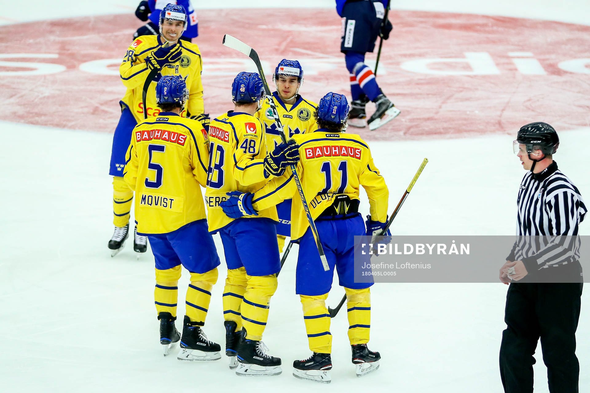 Sveriges Carl Klingberg jublar med lagkamrater