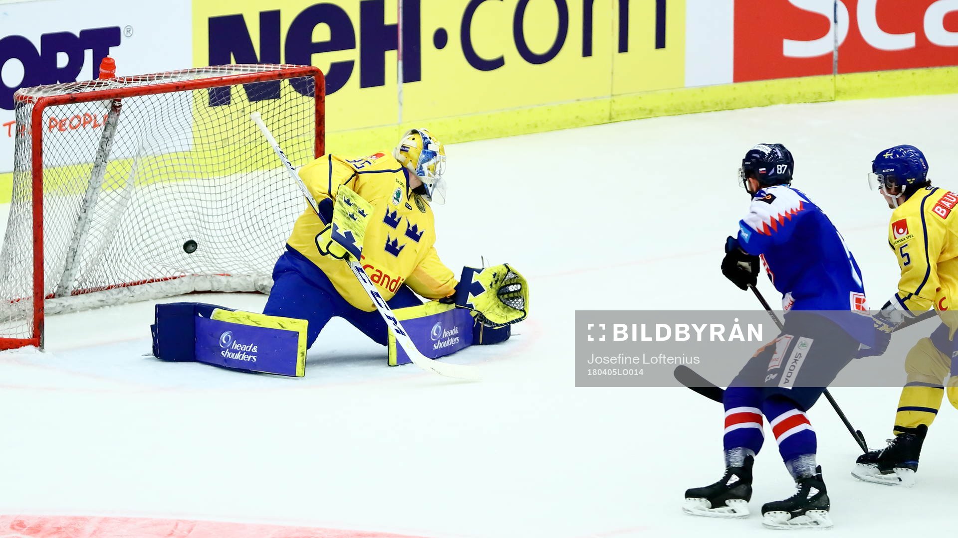 Sveriges målvakt Magnus Hellberg släpper in mål 1-1