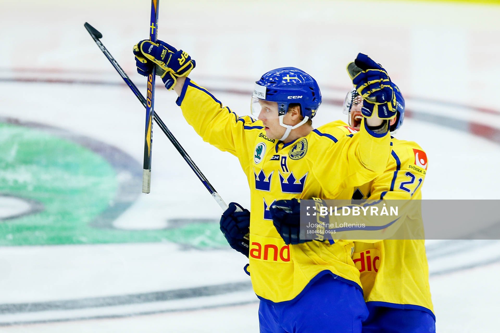 Sveriges Carl Klingberg och Lawrence Pilut jublar