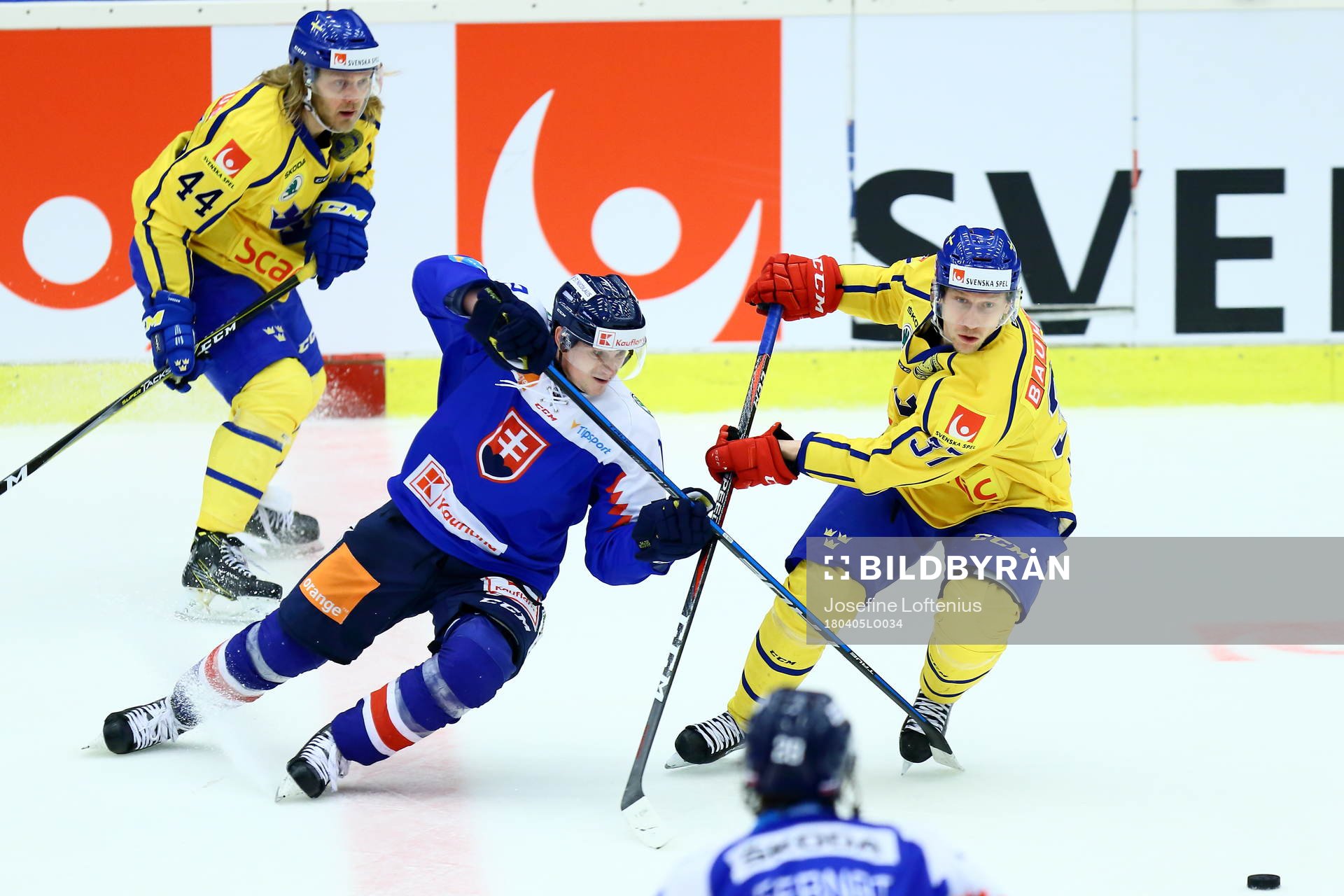 Sveriges Olle Liss, John Norman och en Slovakienspelare