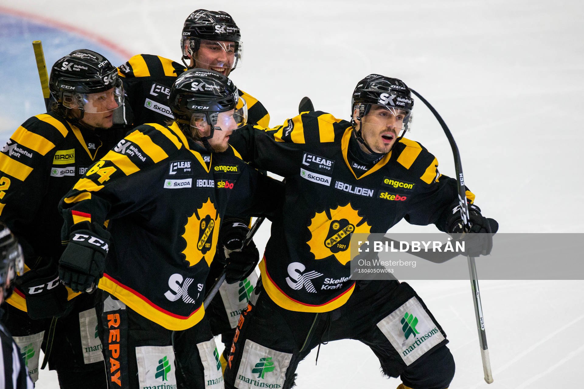 Skellefteås Henrik Hetta jublar med lagkamrater