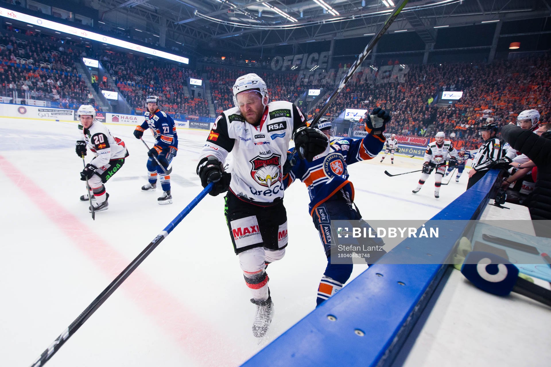 Malmö Redhawks Frederik Storm tacklar en Växjöspelare