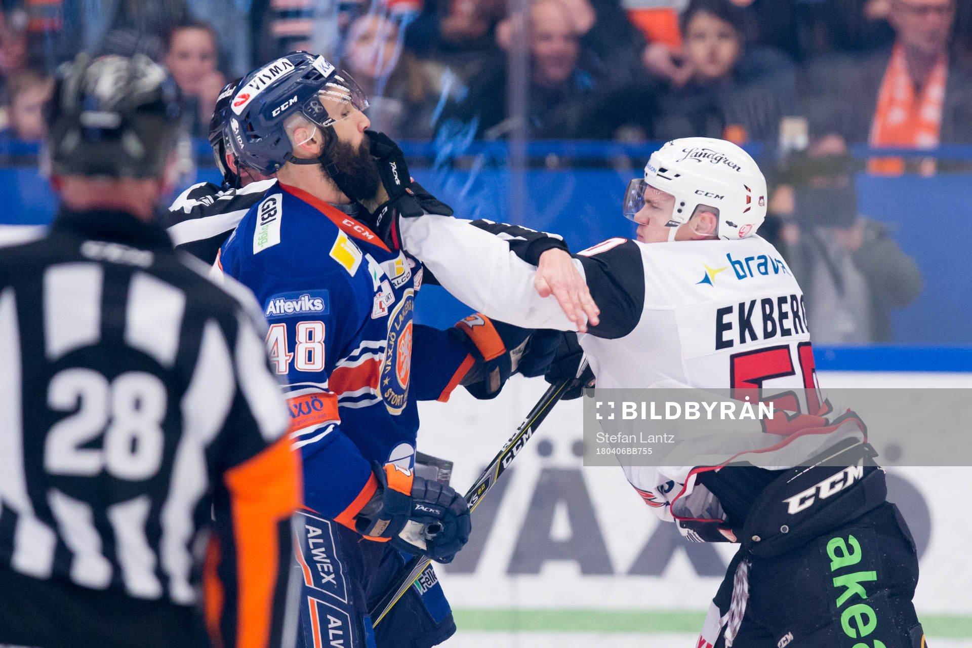 Växjös Daniel Rahimi i gruff med Malmö Redhawks Tobias