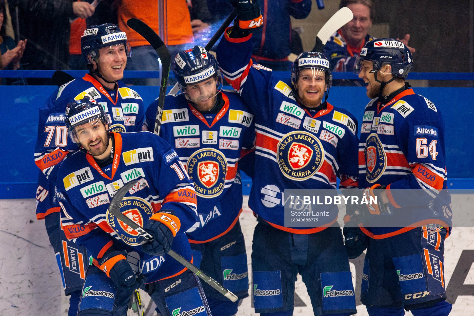 Växjös v18+jublar med lagkamrater