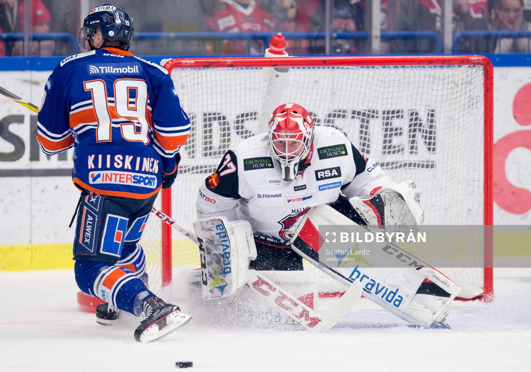 Växjös Tuomas Kiiskinen stoppas av Malmö Redhawks