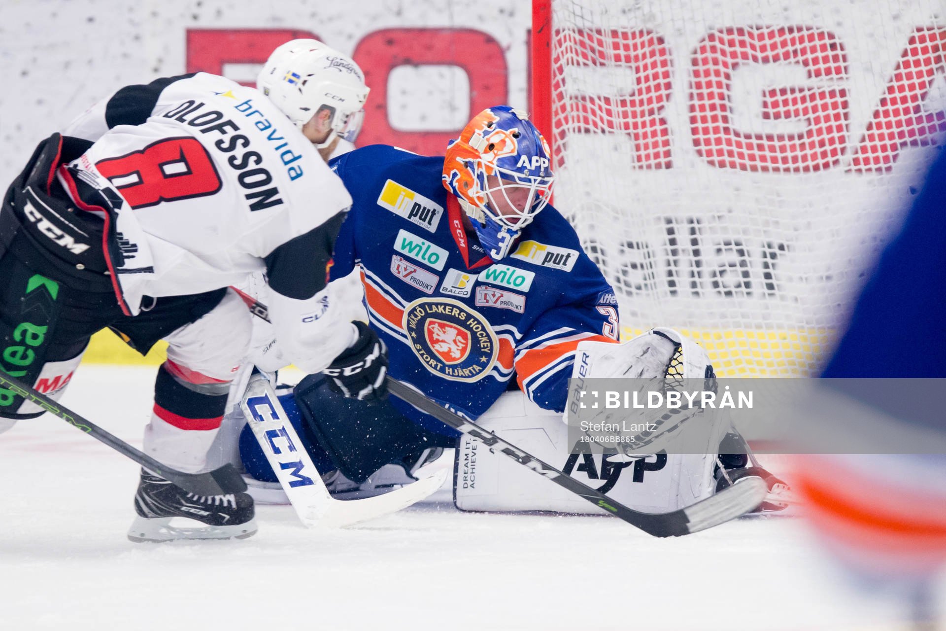 Malmö Redhawks Johan Olofsson stoppas av Växjös målvakt