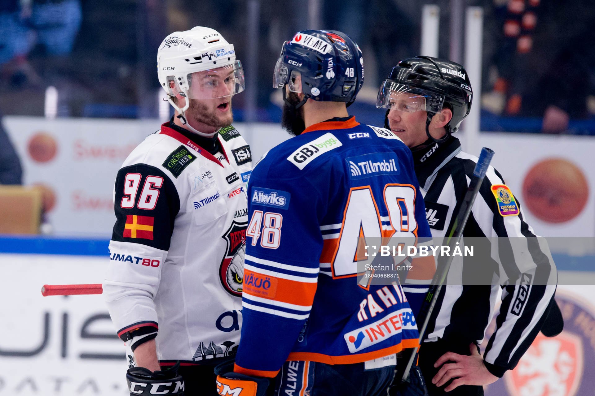 Malmö Redhawks Kim Rosdahl i gruff med Växjös Daniel