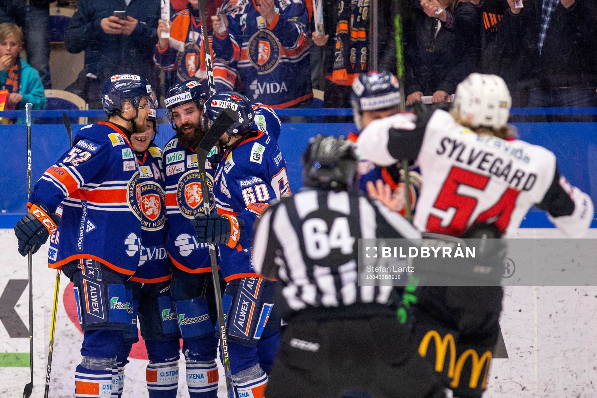 Växjös Linus Fröberg jublar med lagkamrater