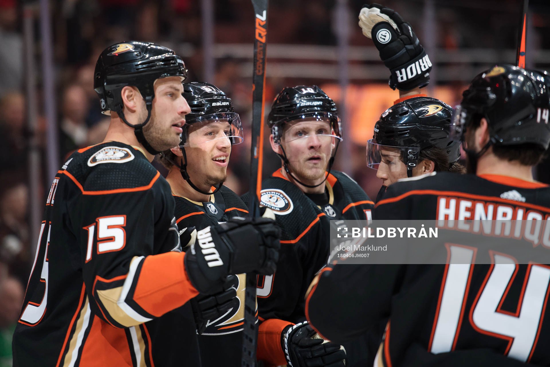 Ducks Rickard Rakell jublar med lagkamrater