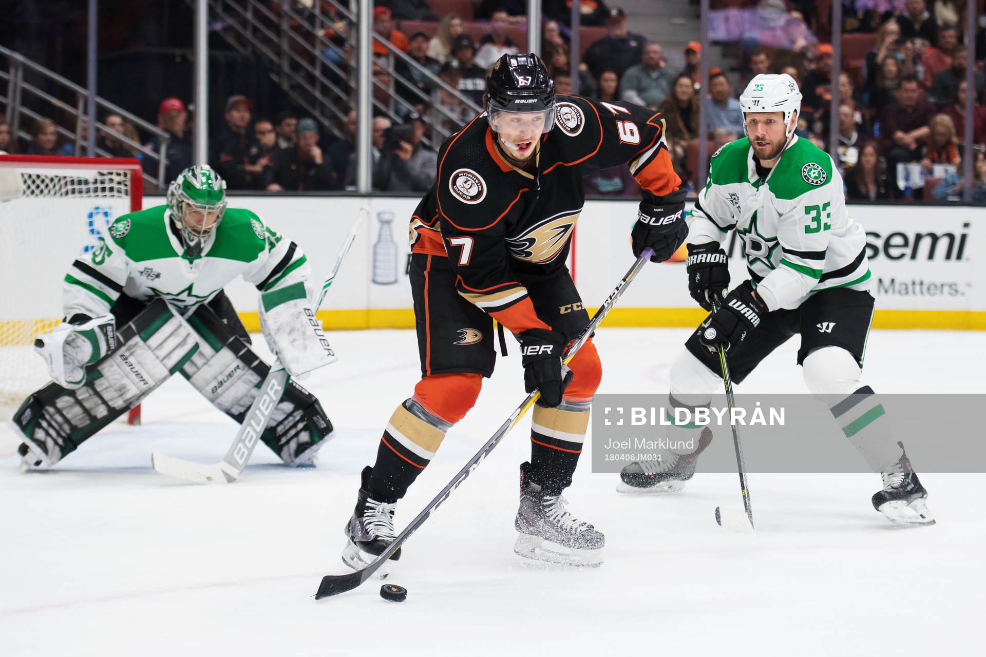 Stars målvakt Mike McKenna och Marc Methot utmanas av
