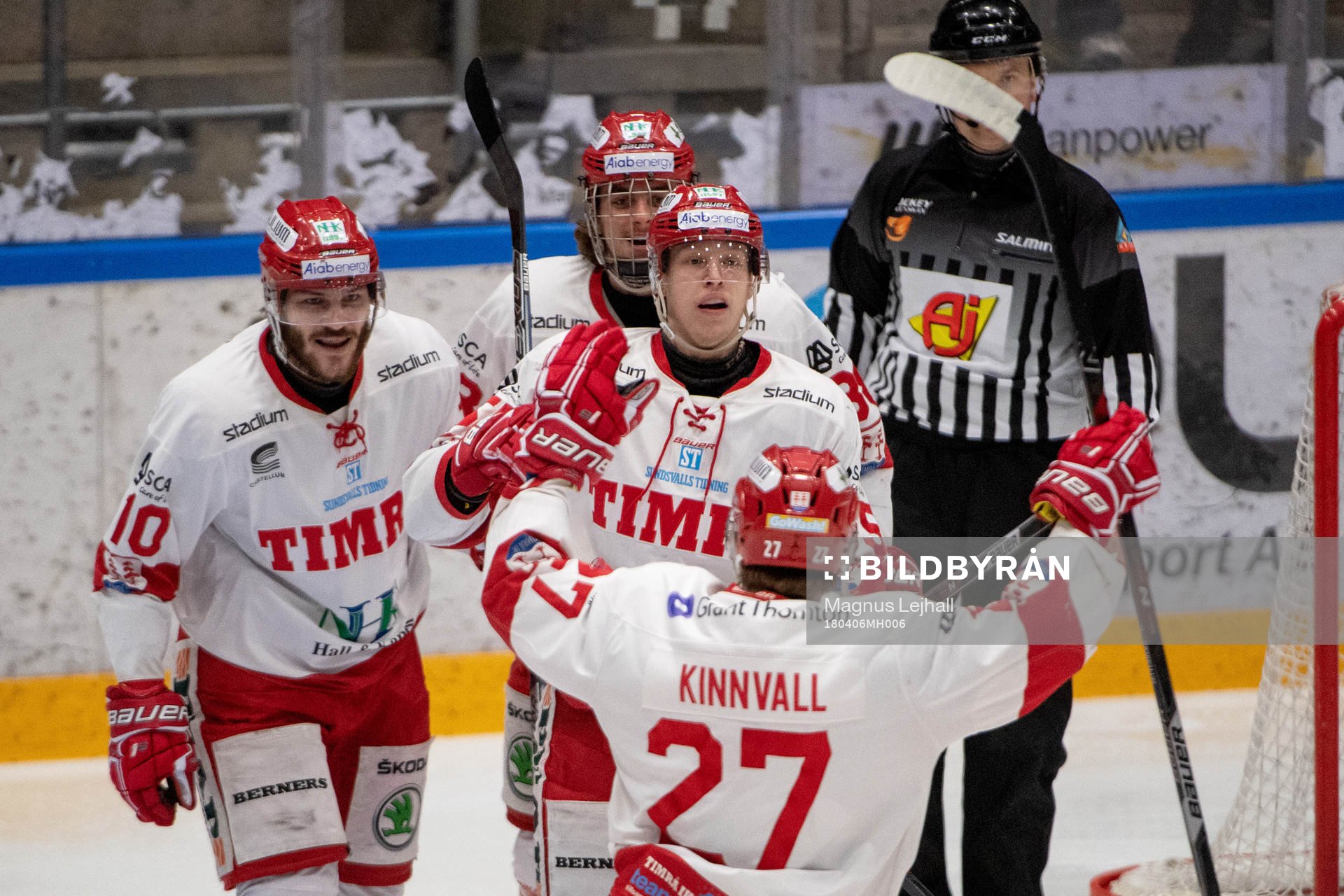 Timrås Vilmos Gallo jublar med lagkamrater