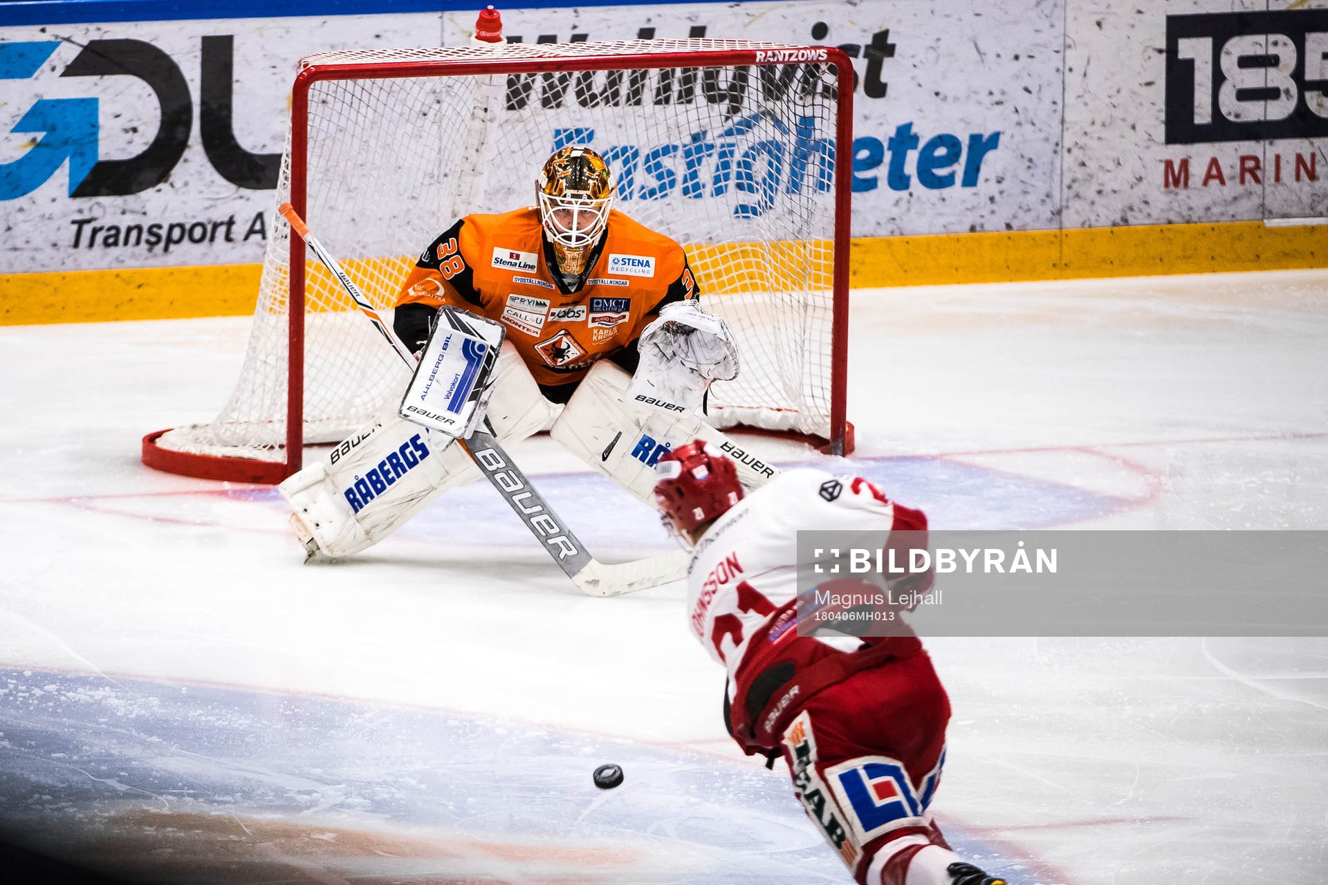 Timrås Johan Johnsson med skott på Karlskronas målvakt