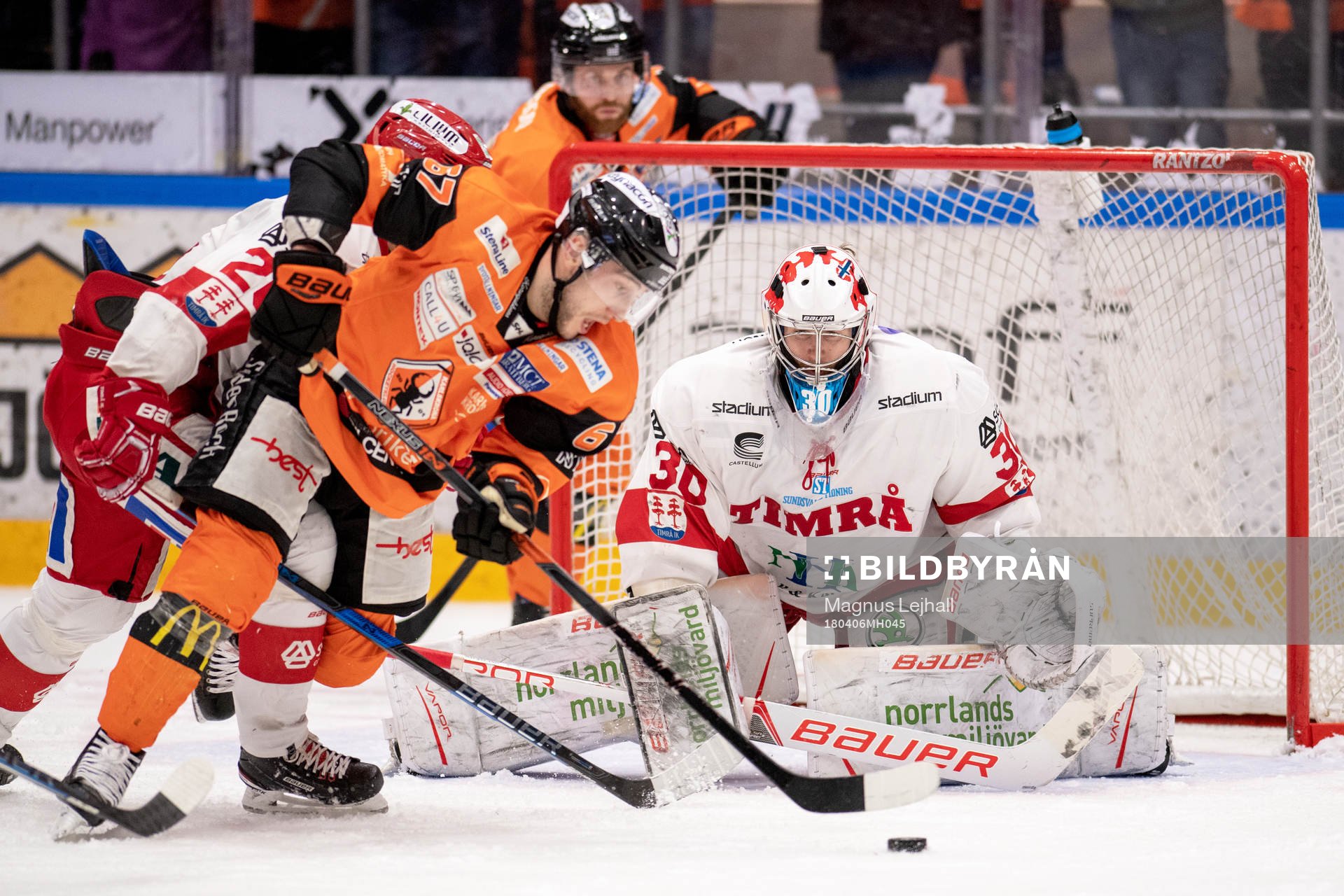 Karlskronas Konstantin Komarek och Timrås målvakt Henrik