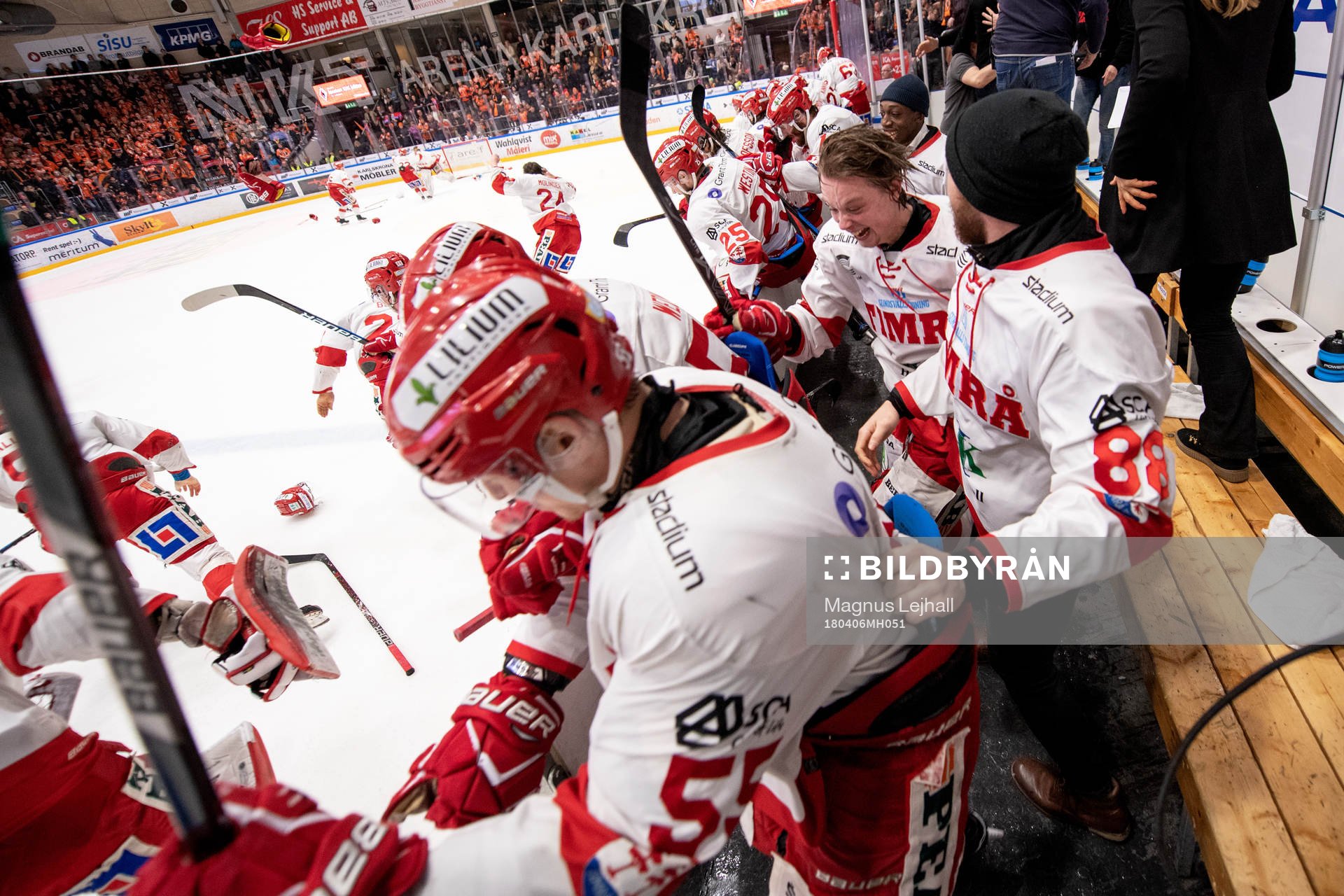 Jonathan Dahlen och hela båset i Timrå jublar