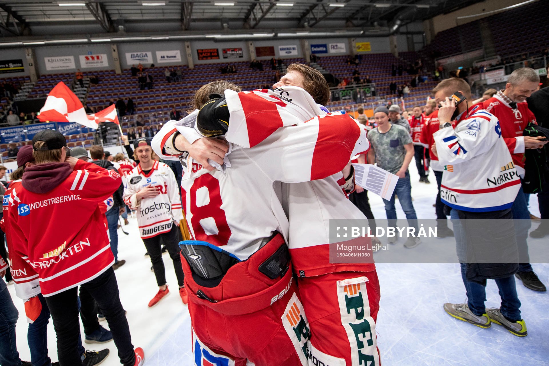 Timrås Jacob Olofsson och Johannes Kinnvall jublar