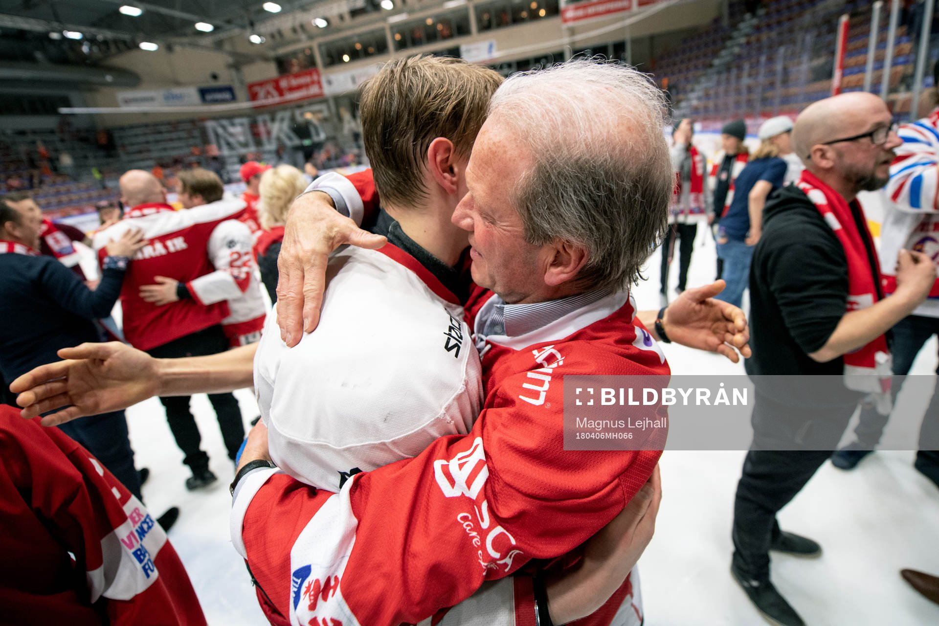 Timrås Vilmos Gallo kramas om