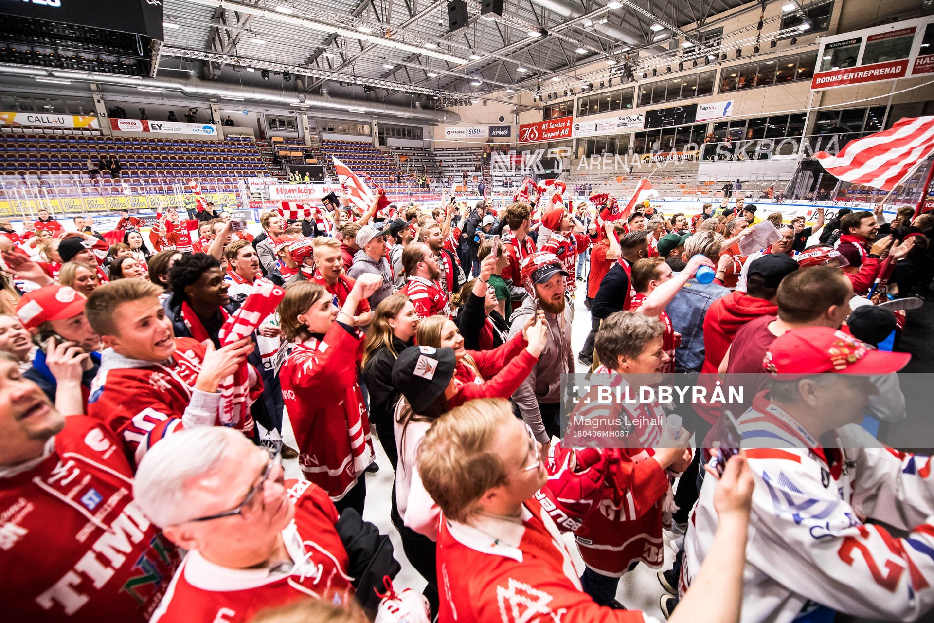 Timrå supportrar jublar  ishockeymatchen i direktkval till
