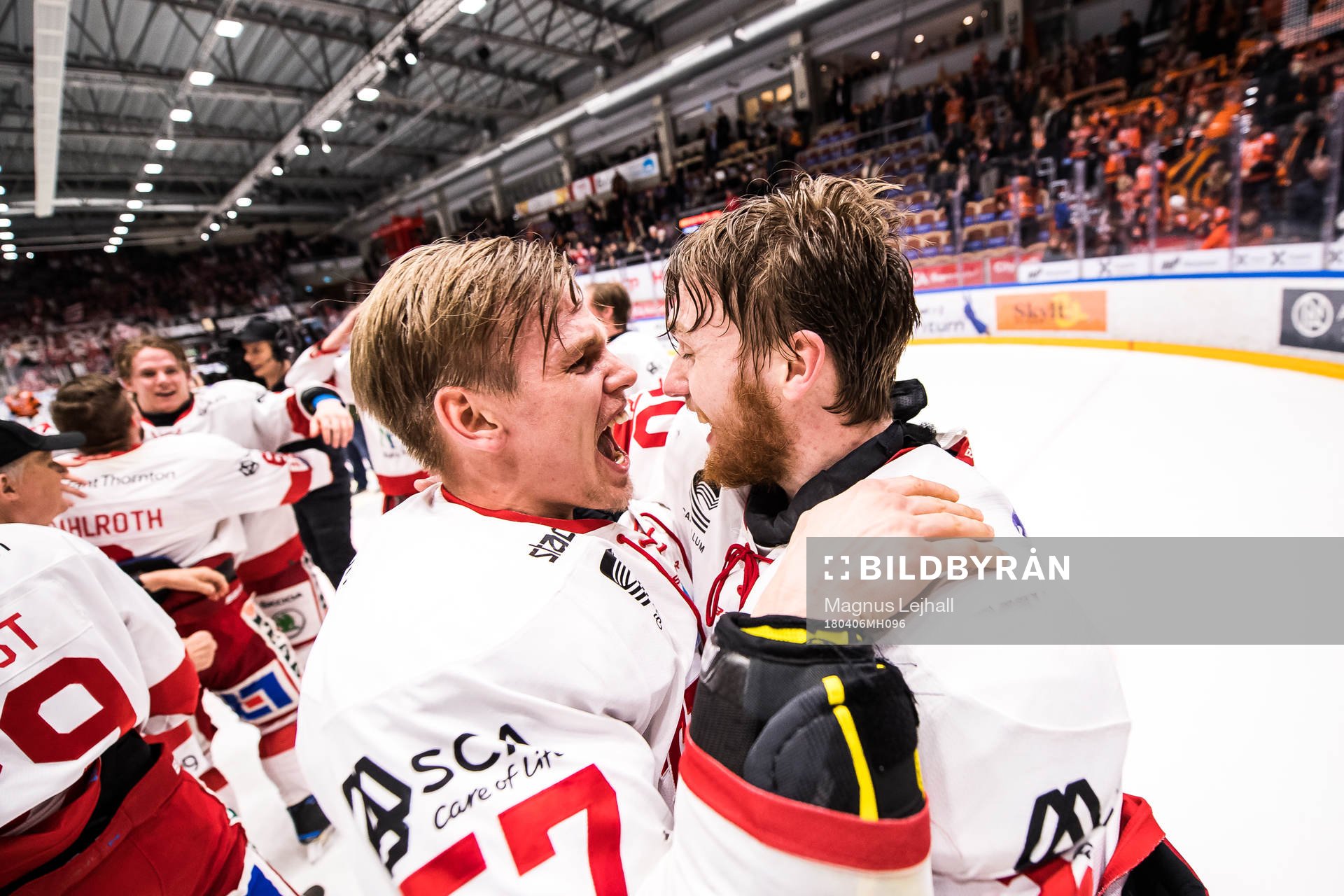 Timrås Anton Wedin  och målvakt Henrik Haukeland  jublar