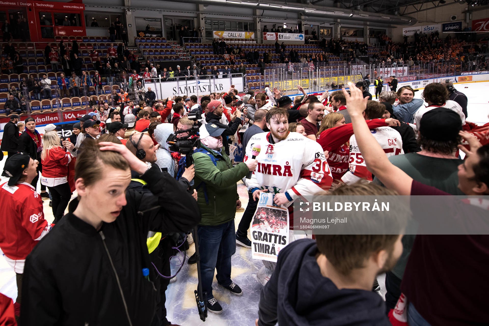 Timrås målvakt Henrik Haukeland blir intervjuad av