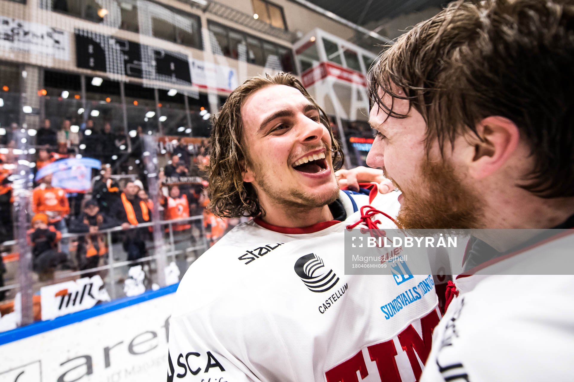 Timrås Jacob Olofsson  och målvakt Henrik Haukeland jublar