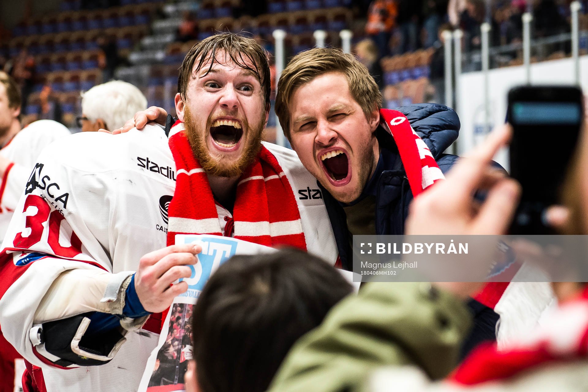Timrås målvakt Henrik Haukeland jublar med supportrar