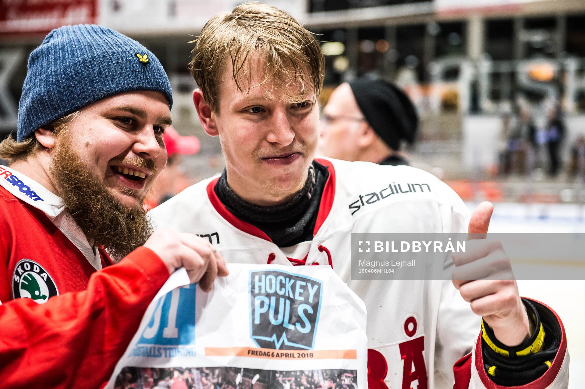 Timrås Vilmos Gallo jublar med supporter  ishockeymatchen
