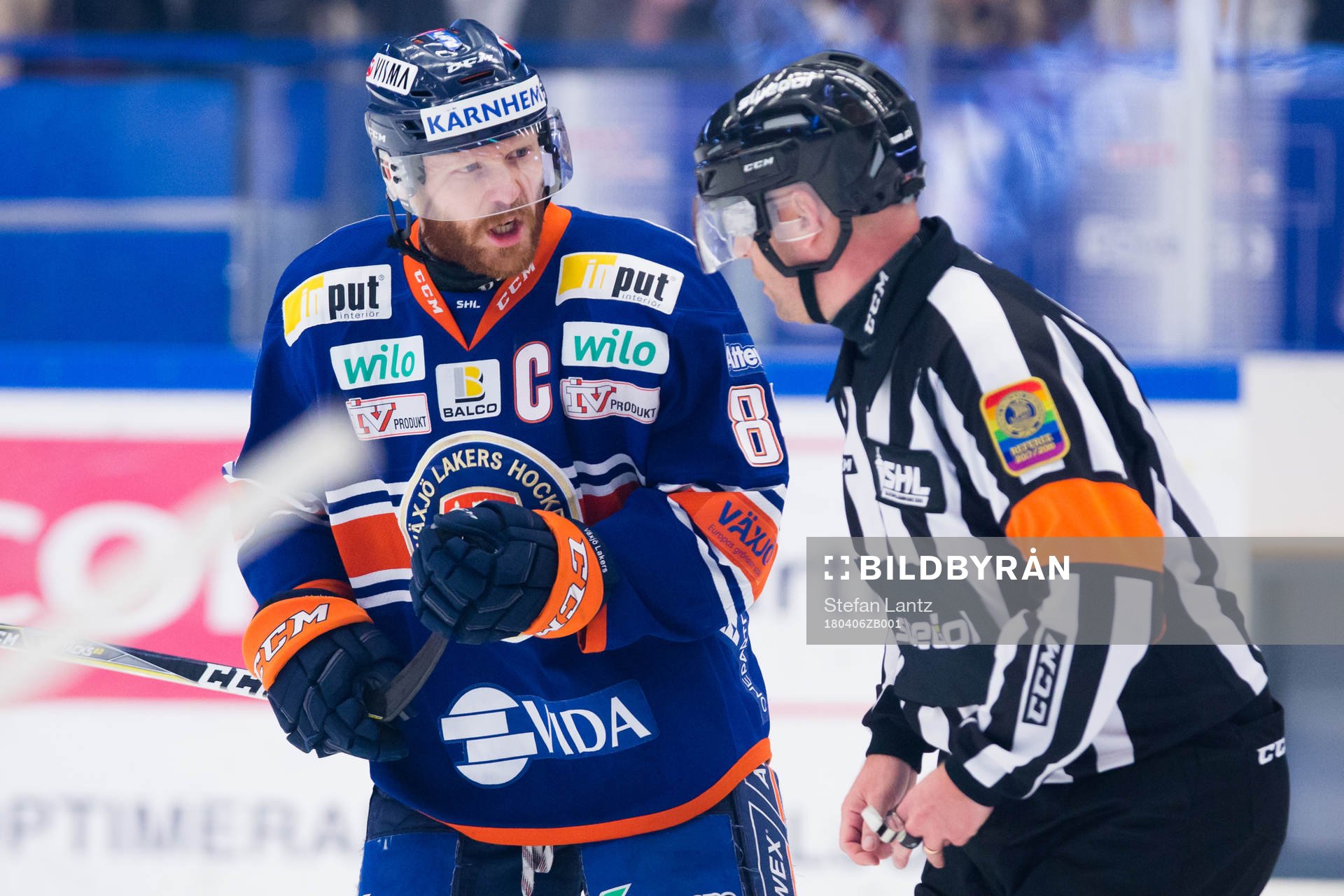 Växjös Liam Reddox i snack med Domare Sören Persson