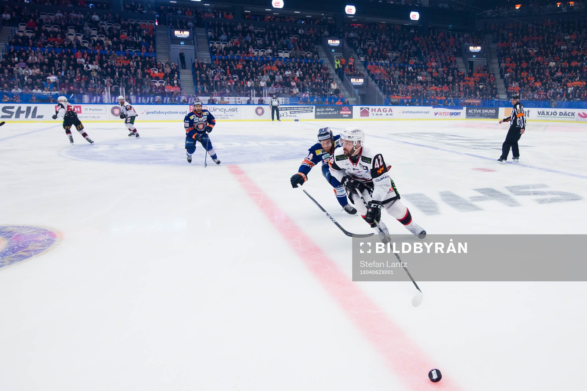 Växjös Brendan Shinnimin mot Malmö Redhawks Niklas Arell
